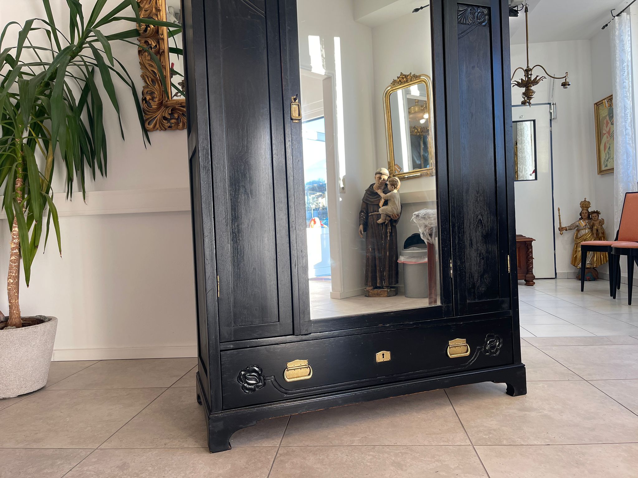 87dc37b4-5510-4486-9a42-d3cf8daa74bd Jugendstil Spiegelschrank Garderobenschrank Schwarz Schrank A5052