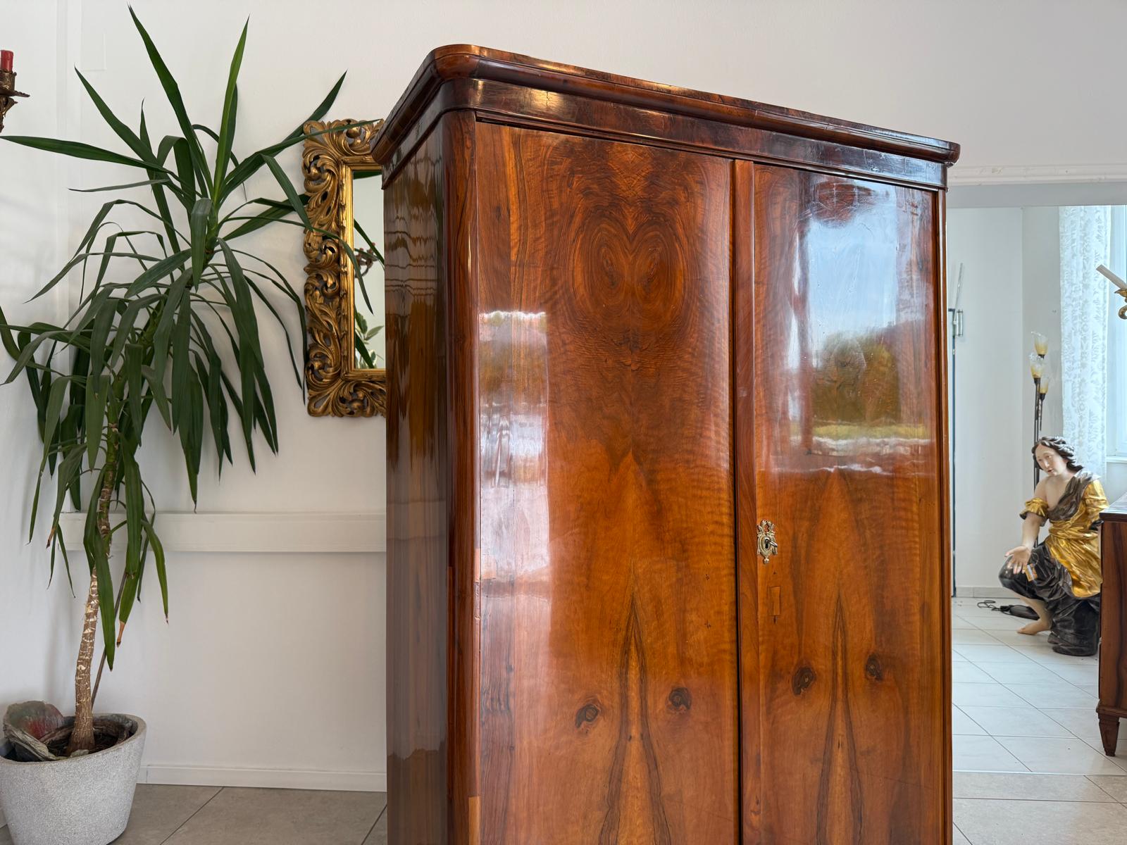 Originaler Biedermeier Schrank mit Nussholz-Furnier Kleiderstange G2075