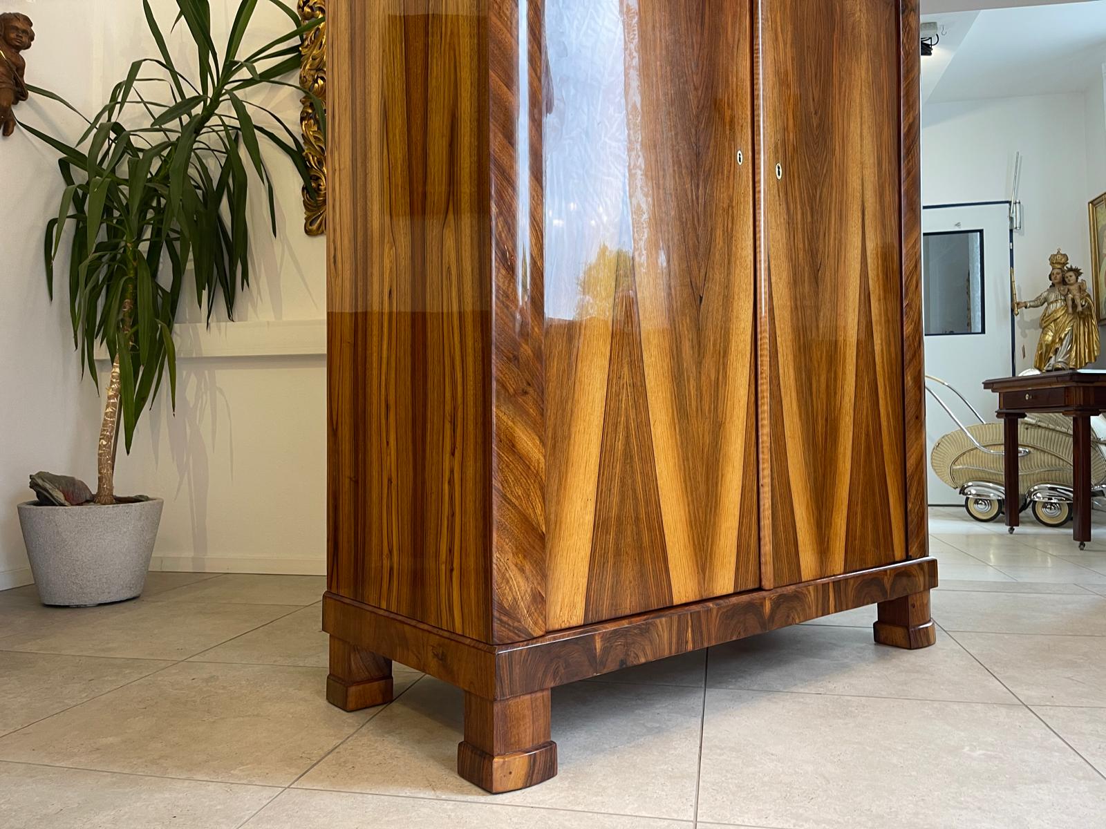7c1e28ce-d532-4268-a102-62a29c8e8490 Restaurierter Biedermeier Schrank mit Nussholz-Furnier und Kleiderstange A4934
