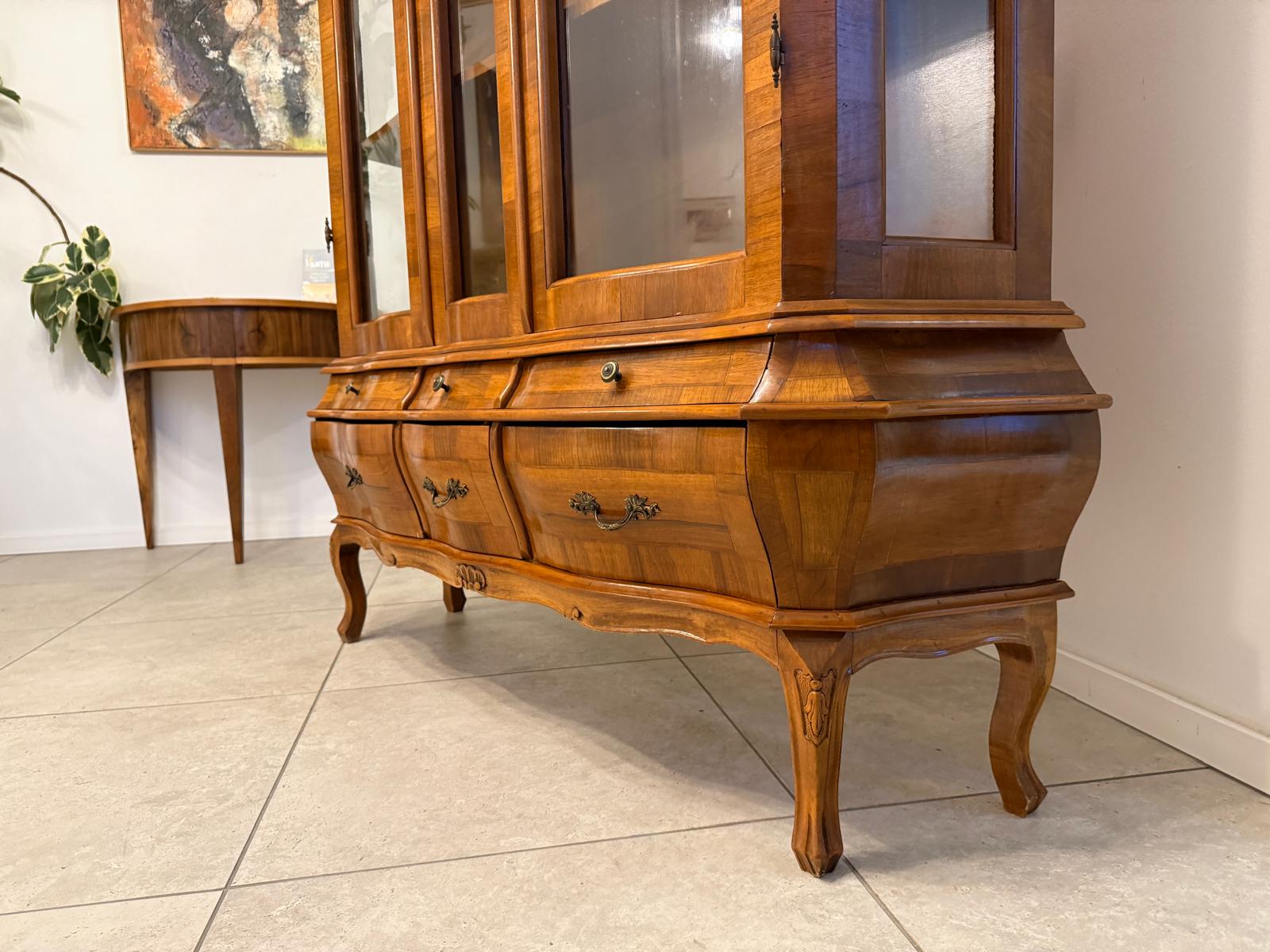 Barockstil Vitrine Nussholz Glasschrank Bücherschrank G2259
