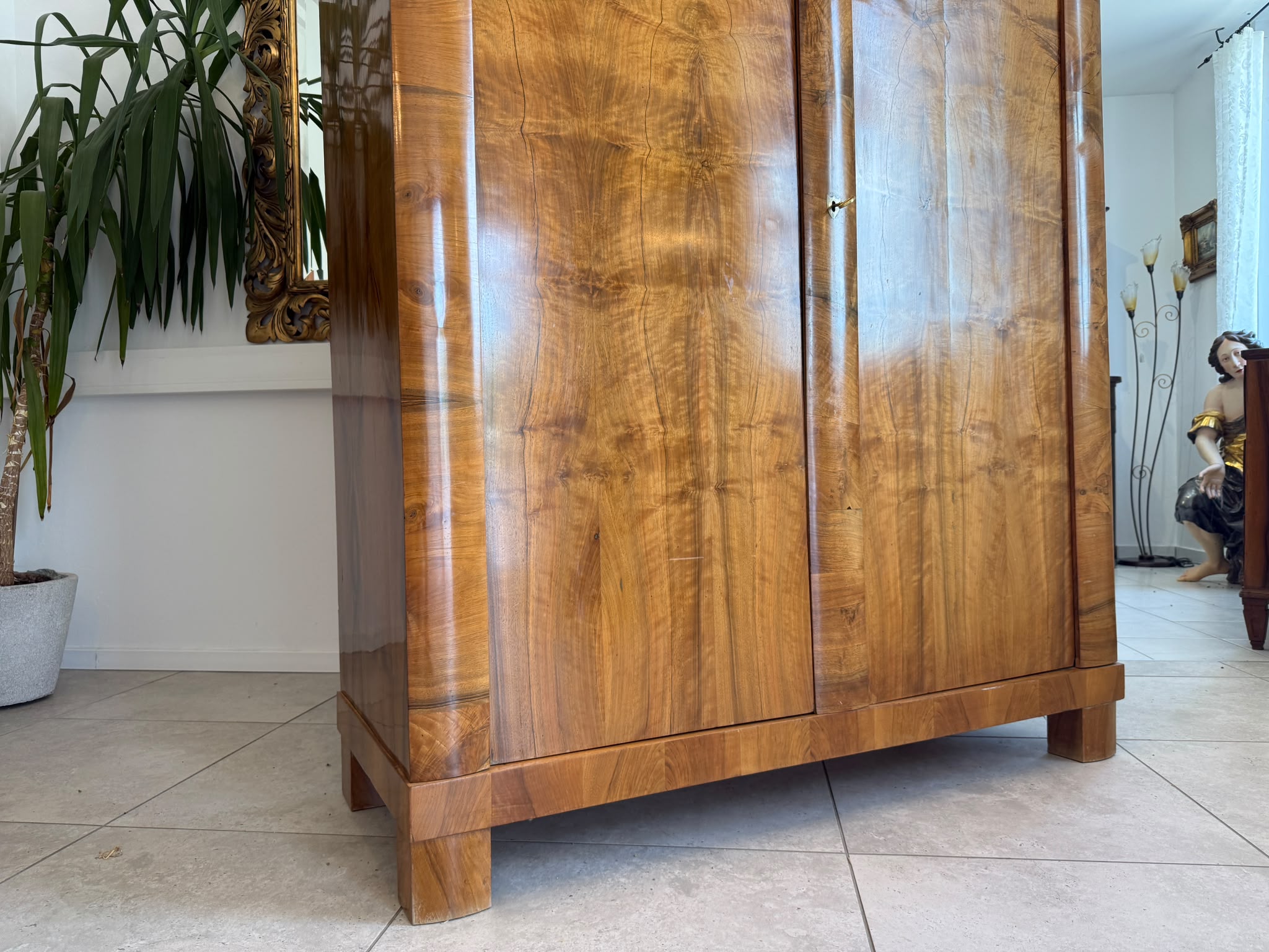 Originaler Biedermeier Schrank mit Nussholz-Furnier Antiquität D2625