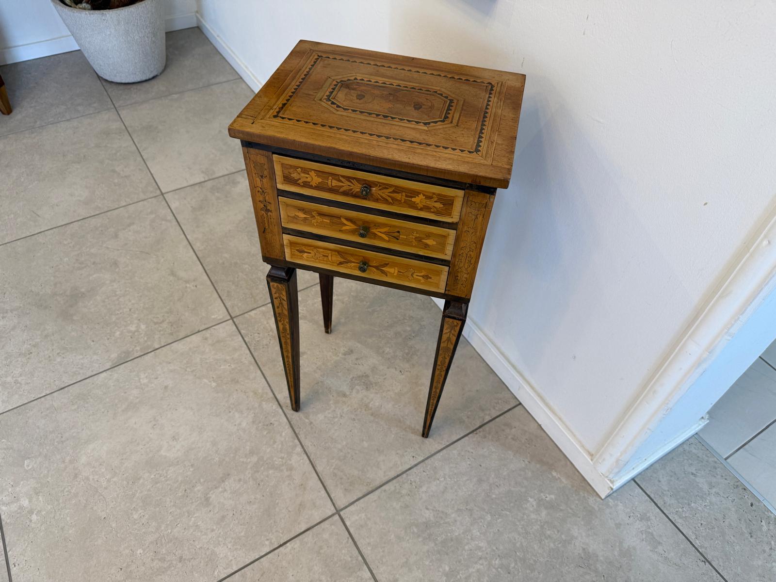 Originaler Barock Tisch Antik aus Nuss, Spieltisch, sehr schöner Zustand G1952