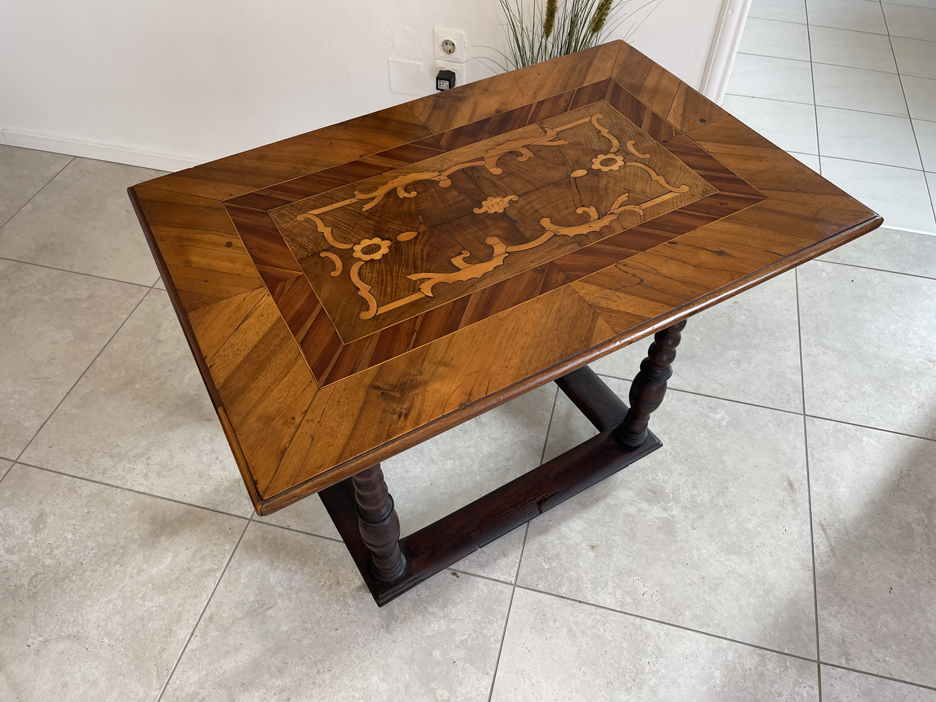 Barock-Biedermeier-192 Originaler Barock Beistelltisch Antik Spieltisch aus Nussholz A4195