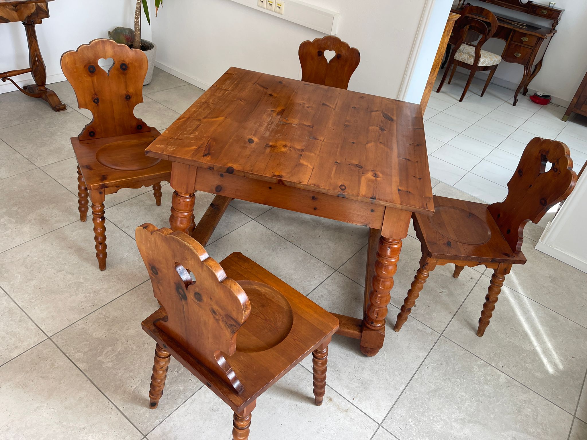 Bäuerliche Sitzgruppe Tisch 4 Bauernsessel Zirbenholz G1660