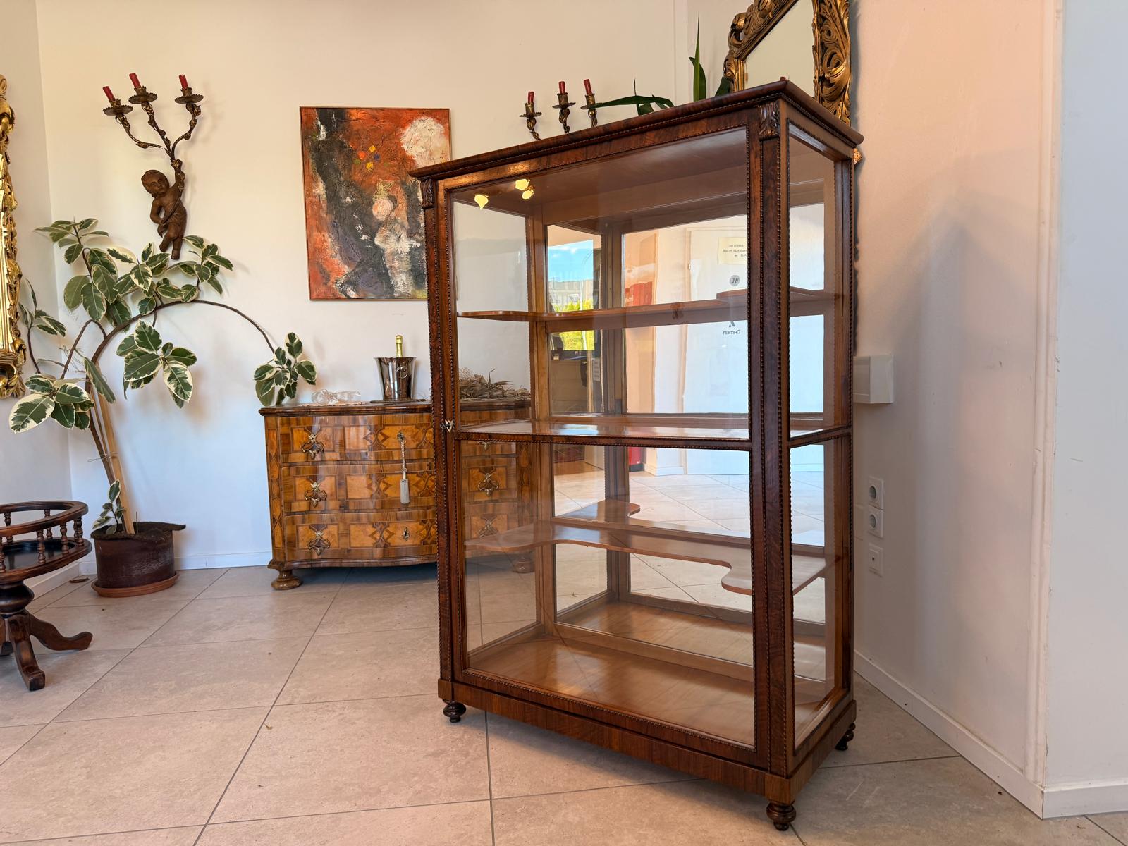 Restaurierte Biedermeier Vitrinenschrank Glasschrank Nussholz Antiquität D2769
