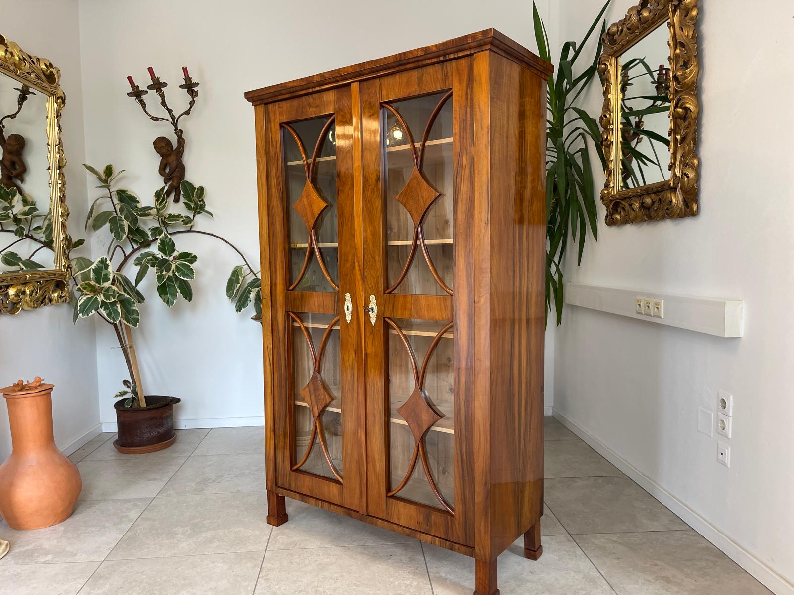 Restaurierte Biedermeier Vitrine Bücherschrank Glasschrank ANTIQUITÄT Nussholz G1678