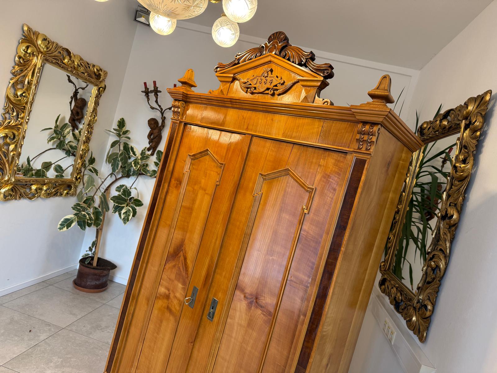 Altrestaurierter Gründerzeit Kasten Kleiderkasten Nussholz Kronenschrank D1065-1