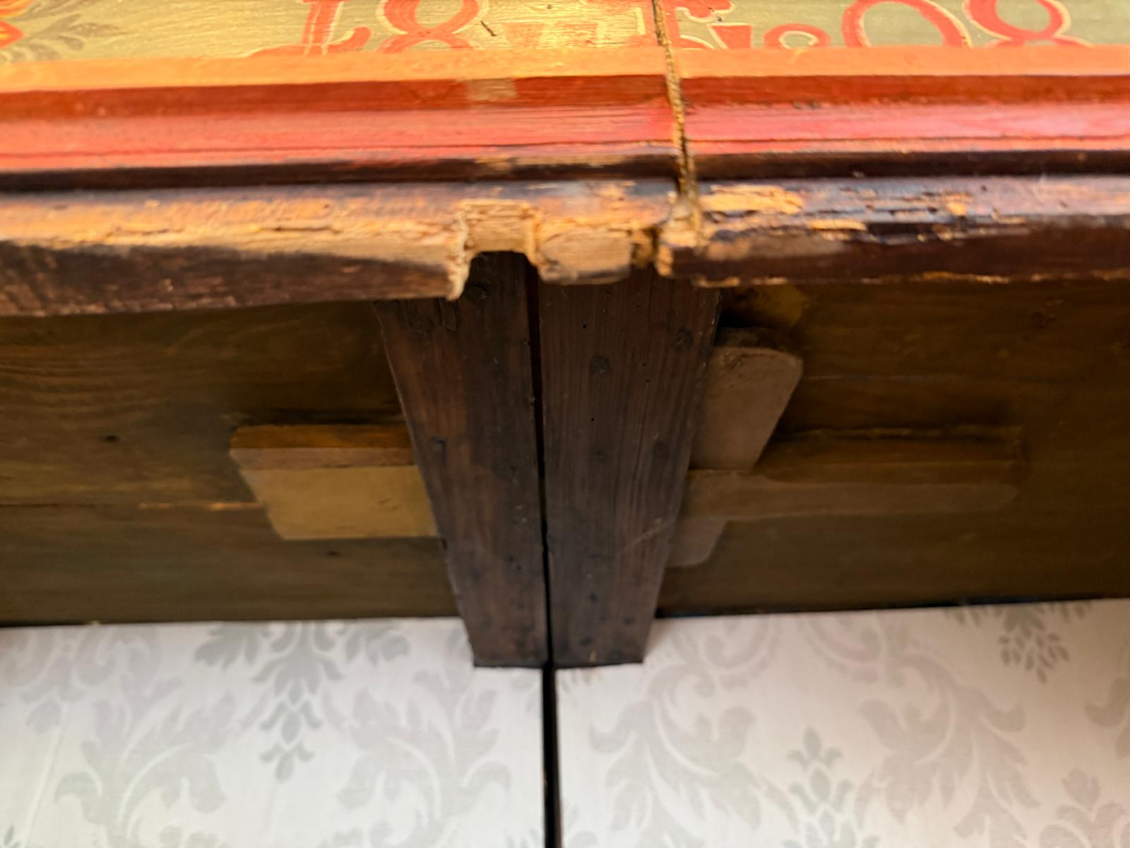 Handbemalter Bauernschrank mit Blumendekor, antiker Biedermeier Bauernkasten G2376