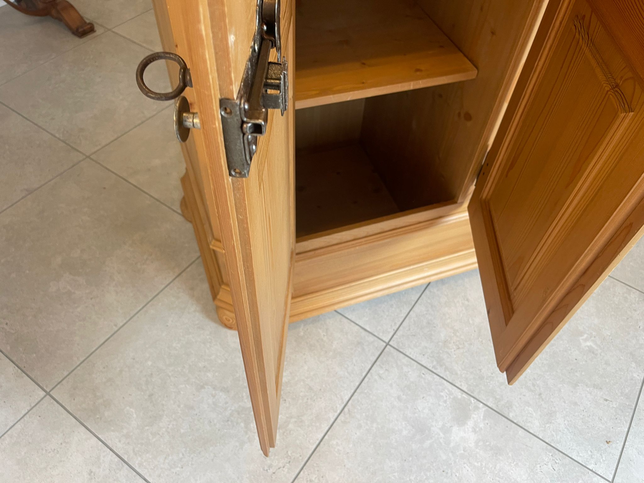 Antiker Bauernschrank teilmassiver Schrank Dielenschrank Kleiderkasten G1605