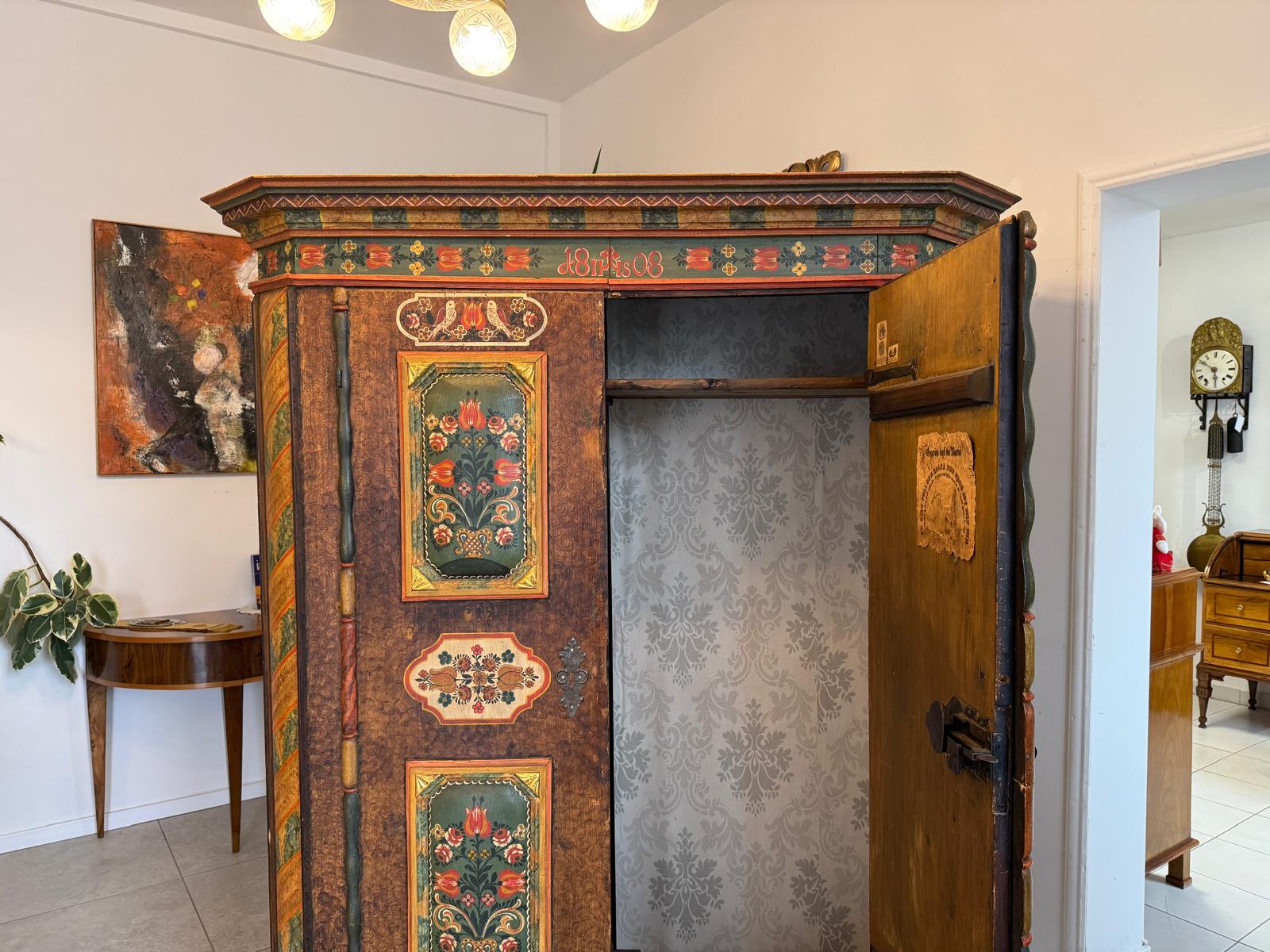 Handbemalter Bauernschrank mit Blumendekor, antiker Biedermeier Bauernkasten G2376