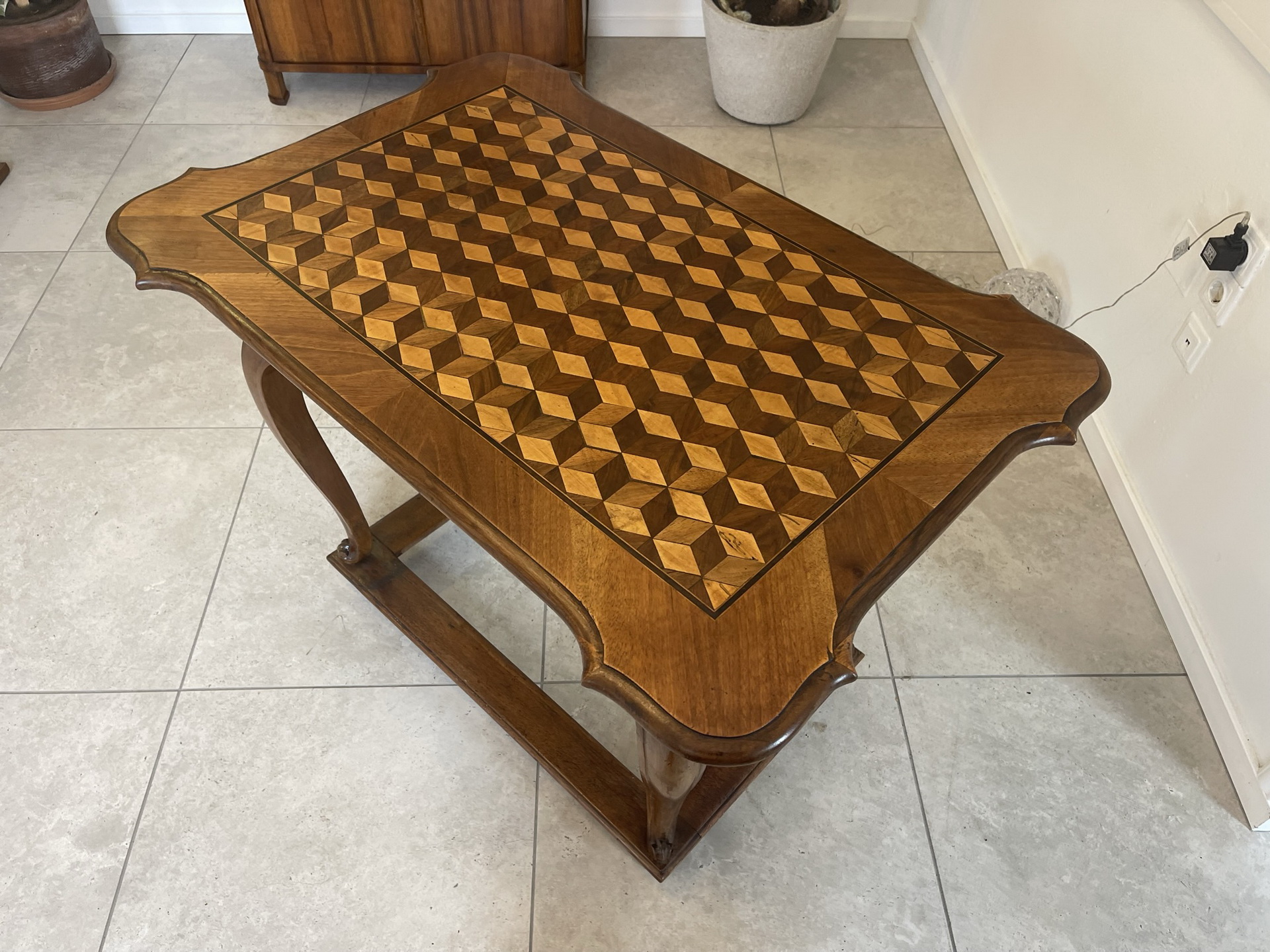 Waffenschrank-Bauernkasten_78 Originaler Barock Tisch Antik aus Nuss, Spieltisch, sehr schöner Zustand B1111