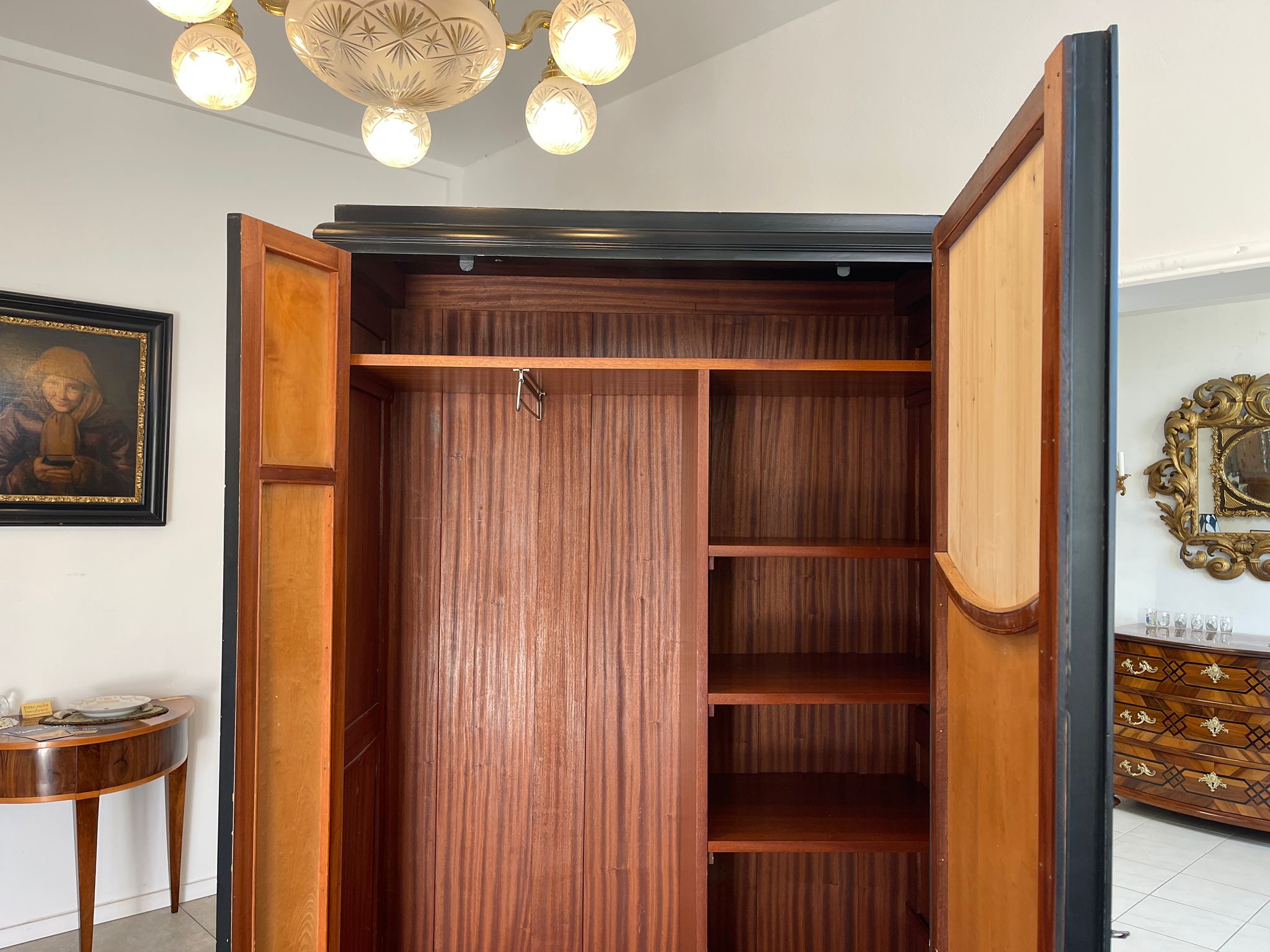 77feaa4d-a340-40b3-af63-057a508bb393 Jugendstil Garderobenschrank Schwarz - Antiker Schrank mit floralen Mustern A5051