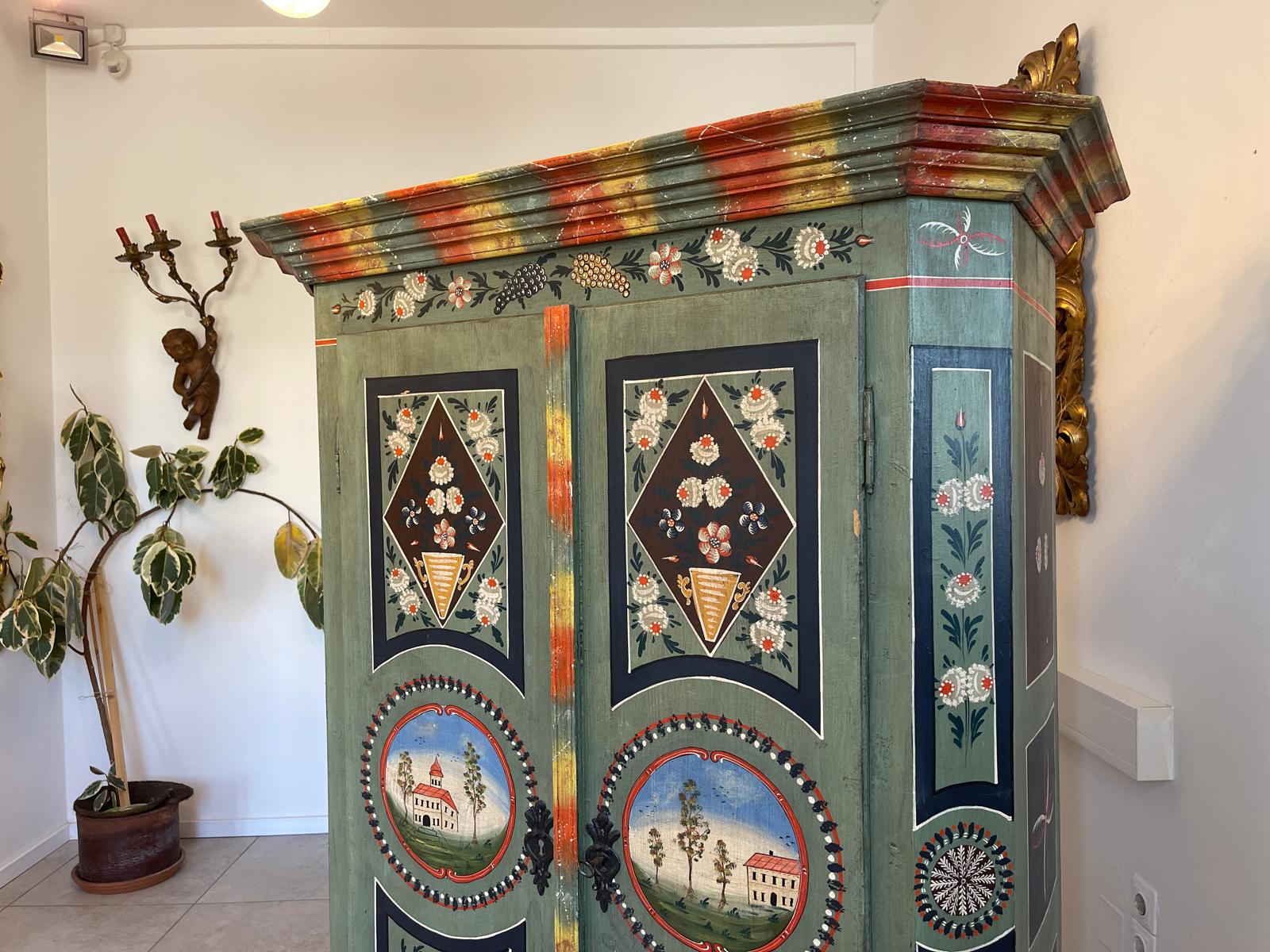 Handbemalter Bauernschrank mit Blumendekor, antiker Bauernkasten G1306