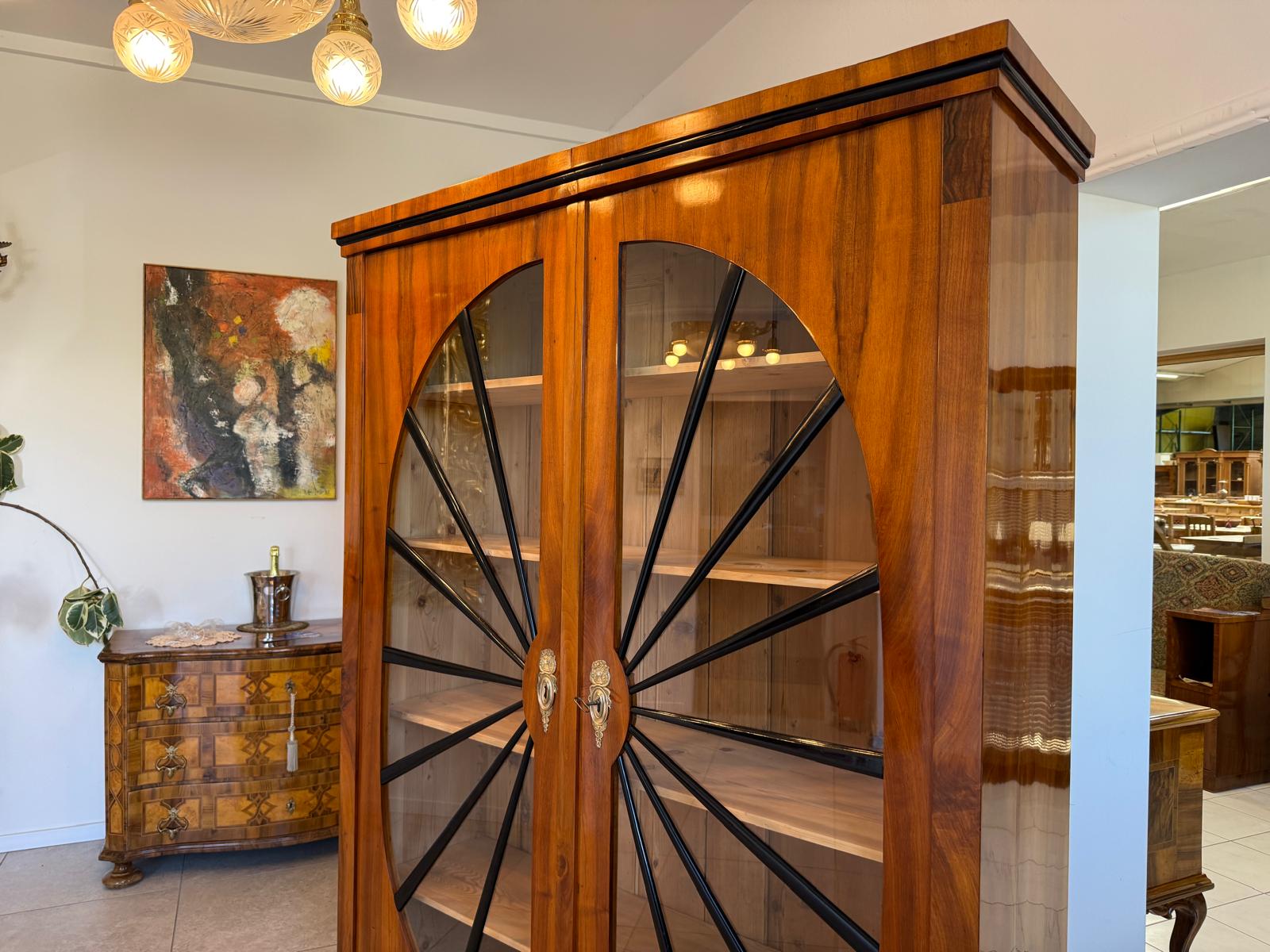 Biedermeier Vitrine Sonnenvitrine Bücherschrank Bibliotheksschrank Nussholz D2607