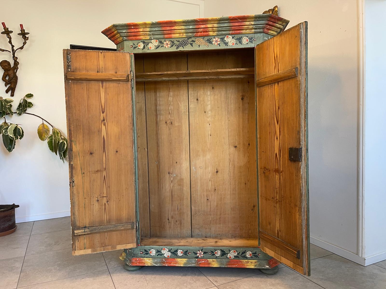 Handbemalter Bauernschrank mit Blumendekor, antiker Bauernkasten G1306