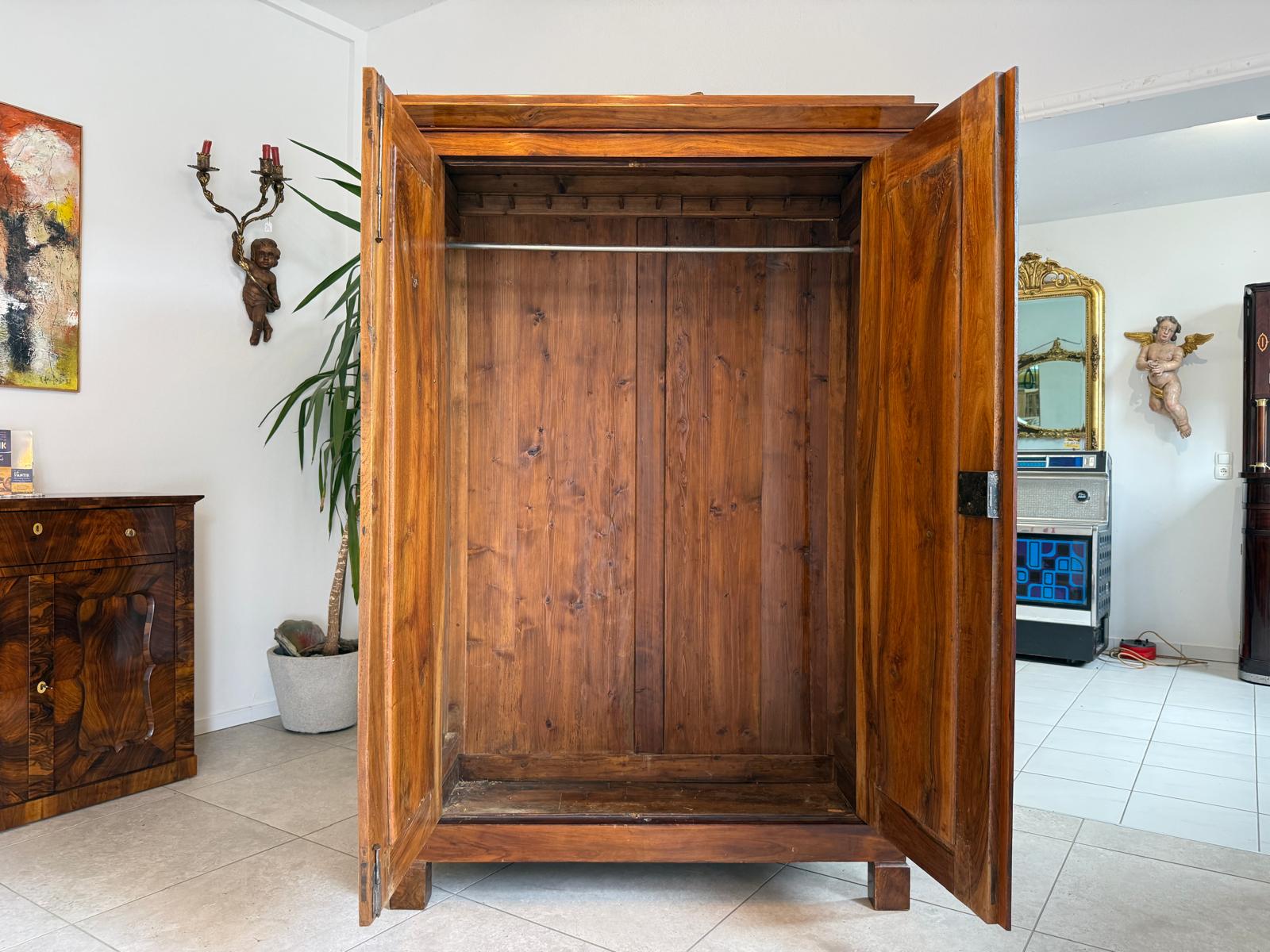 Originaler Biedermeier Schrank mit Nussholz-Furnier Kleiderstange D2467