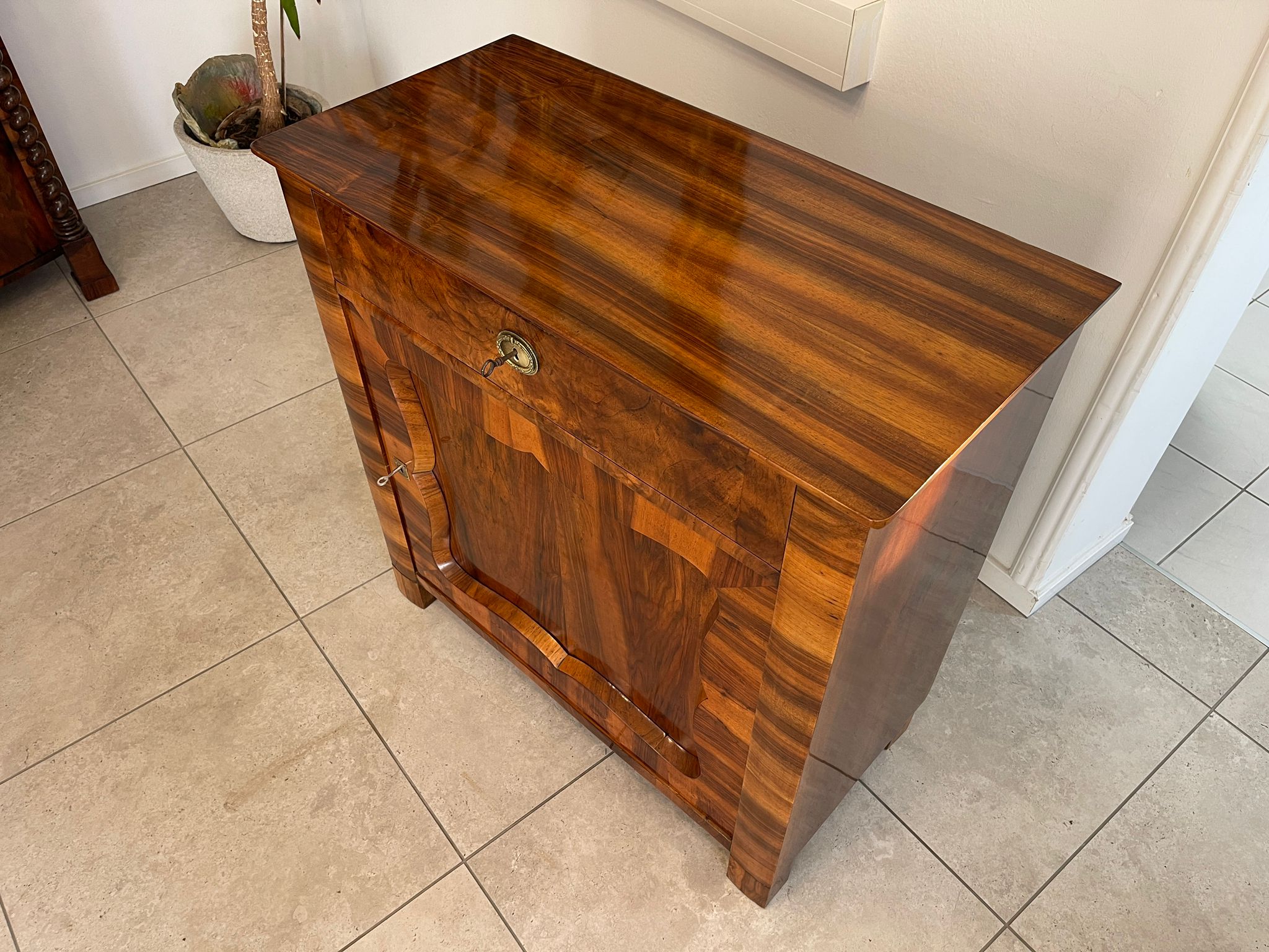 f0786dc7-25d0-431a-870d-2d001d1c04de Oriiginales Biedermeier Trumeau Anrichte A4989