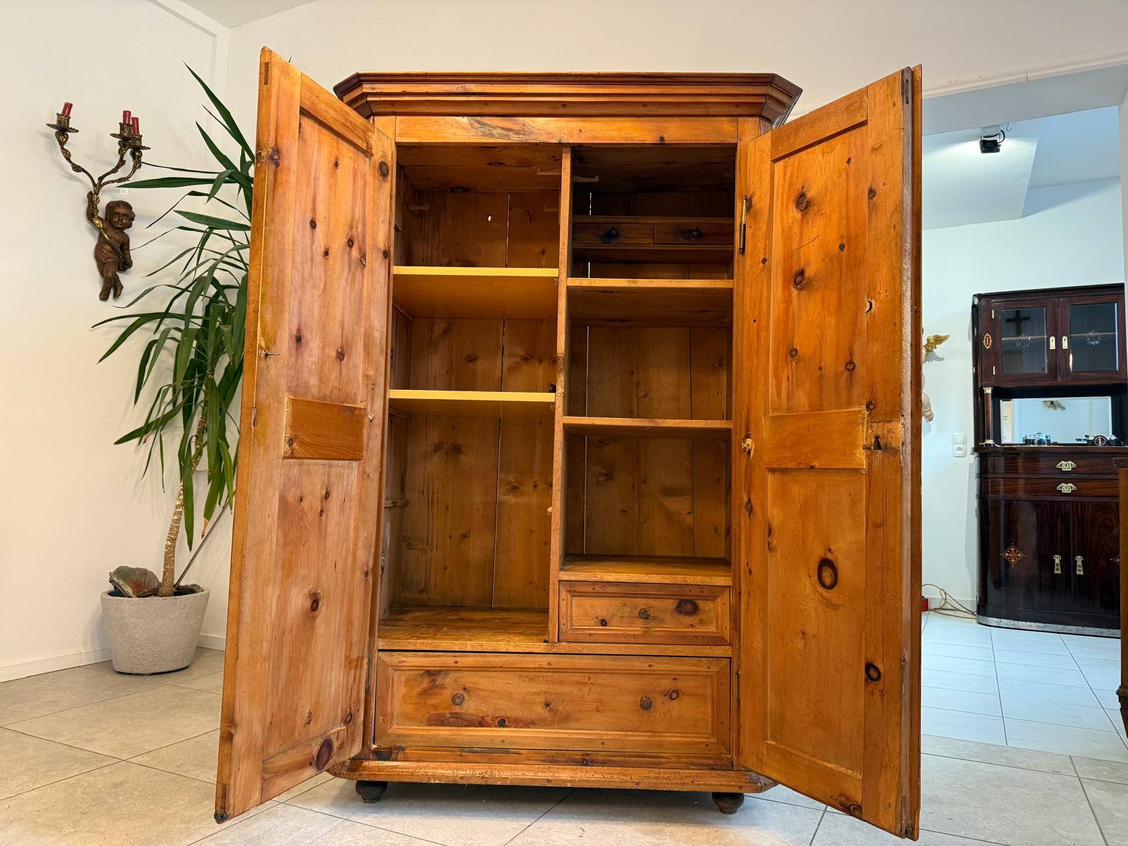 Antiker Zirbenholz Kasten Schrank Kleiderkasten Antik Feuerschrank D1158