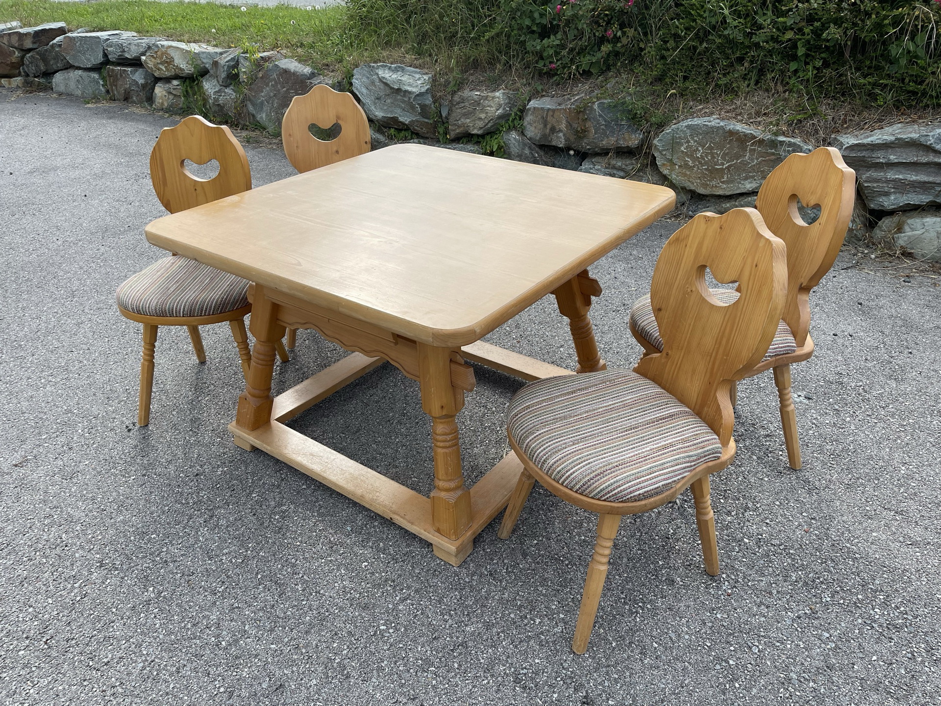 bauernstube-bauernkasten-_153 bäuerliche Sitzgruppe Tisch 4 Bauernsessel A3116