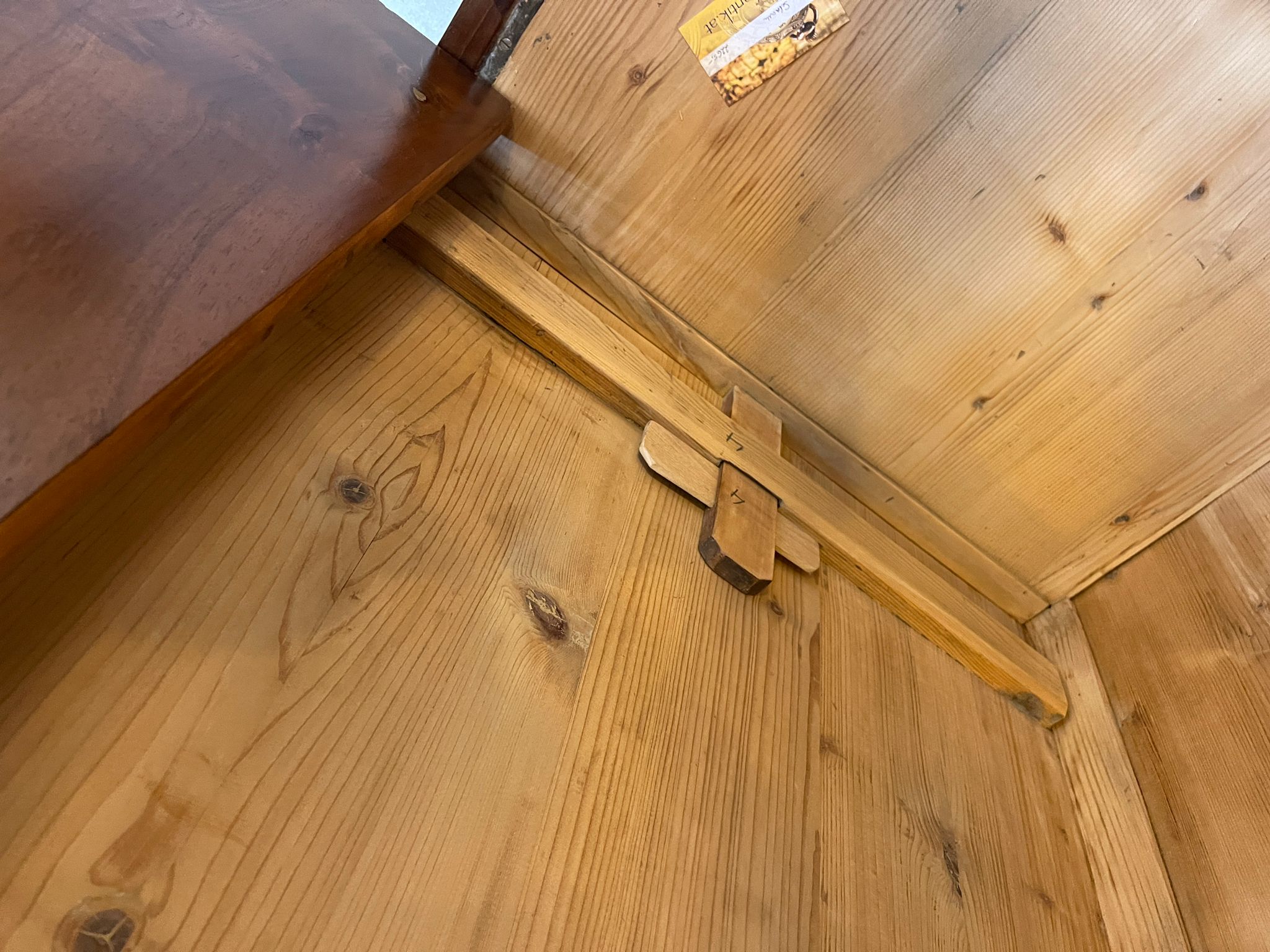 f5b8e39d-e28e-406d-a8a0-67359413af06 Restaurierter Biedermeier Schrank Garderobe mit Nussbaumfurnier A5050