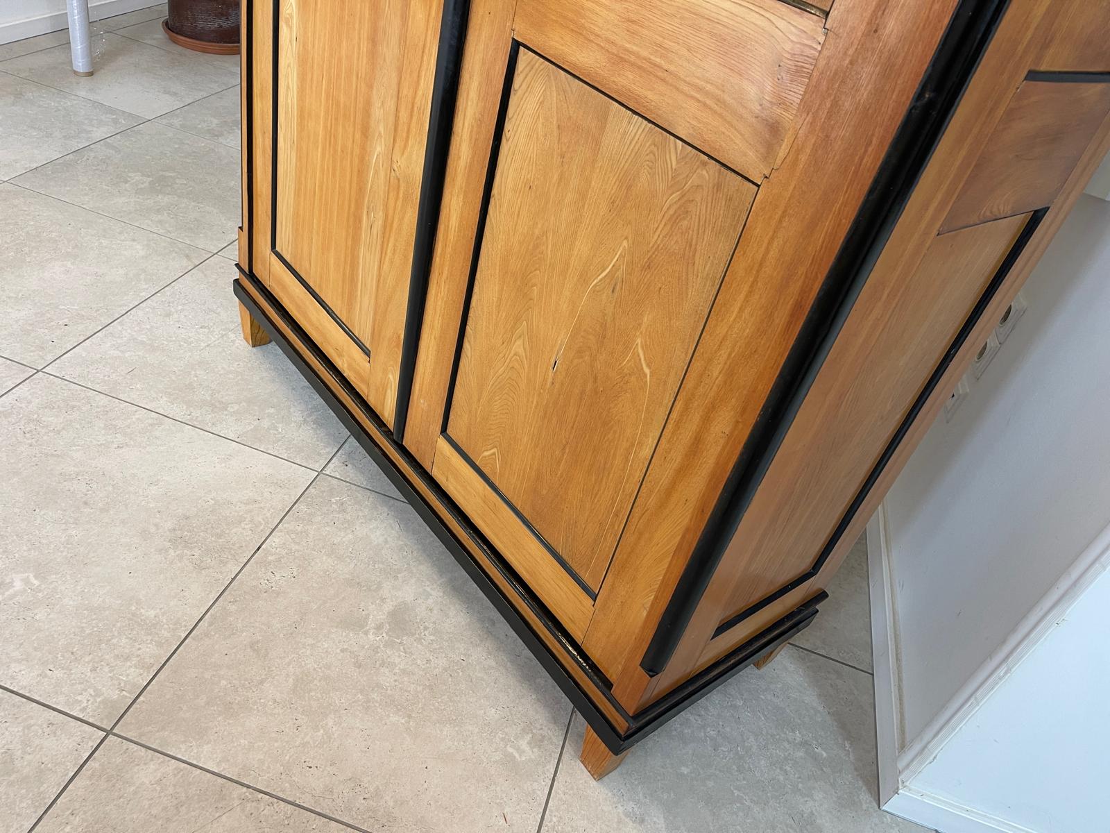 Originaler Biedermeier Schrank mit Nussholz-Furnier Kleiderstange G1513