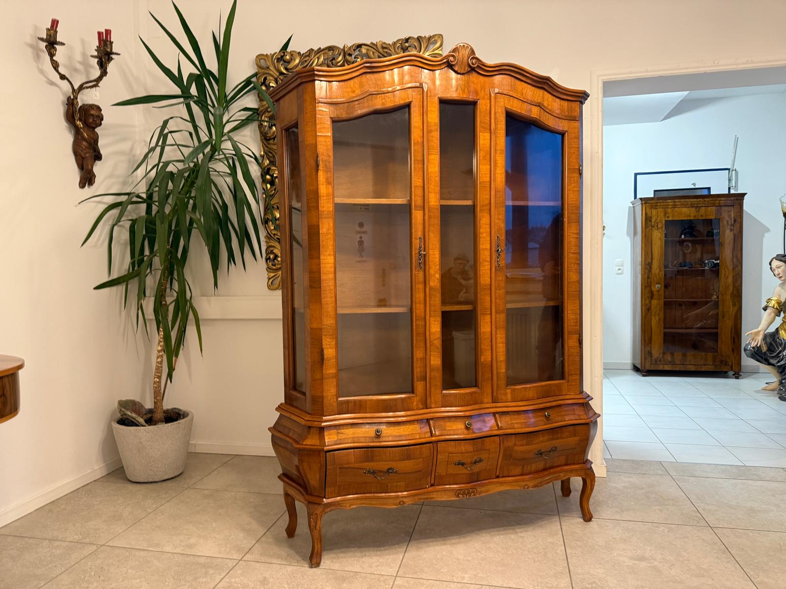 Barockstil Vitrine Nussholz Glasschrank Bücherschrank G2259