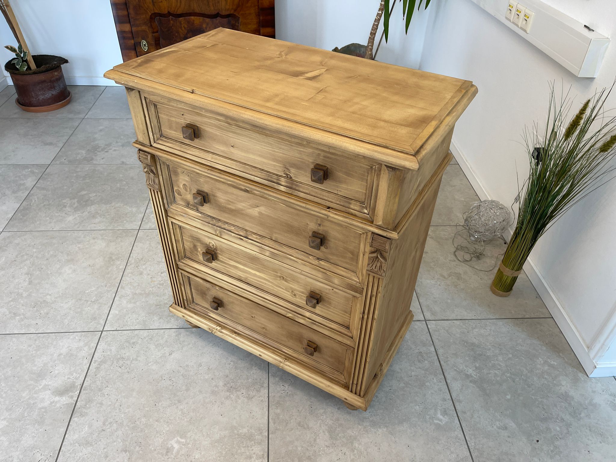 35d6402f-d821-4dae-a5e8-02a128e72de6 Bäuerliche 4 Ladenkommode Ladenschrank aus Vollholz im Gründerzeit-Stil G1056