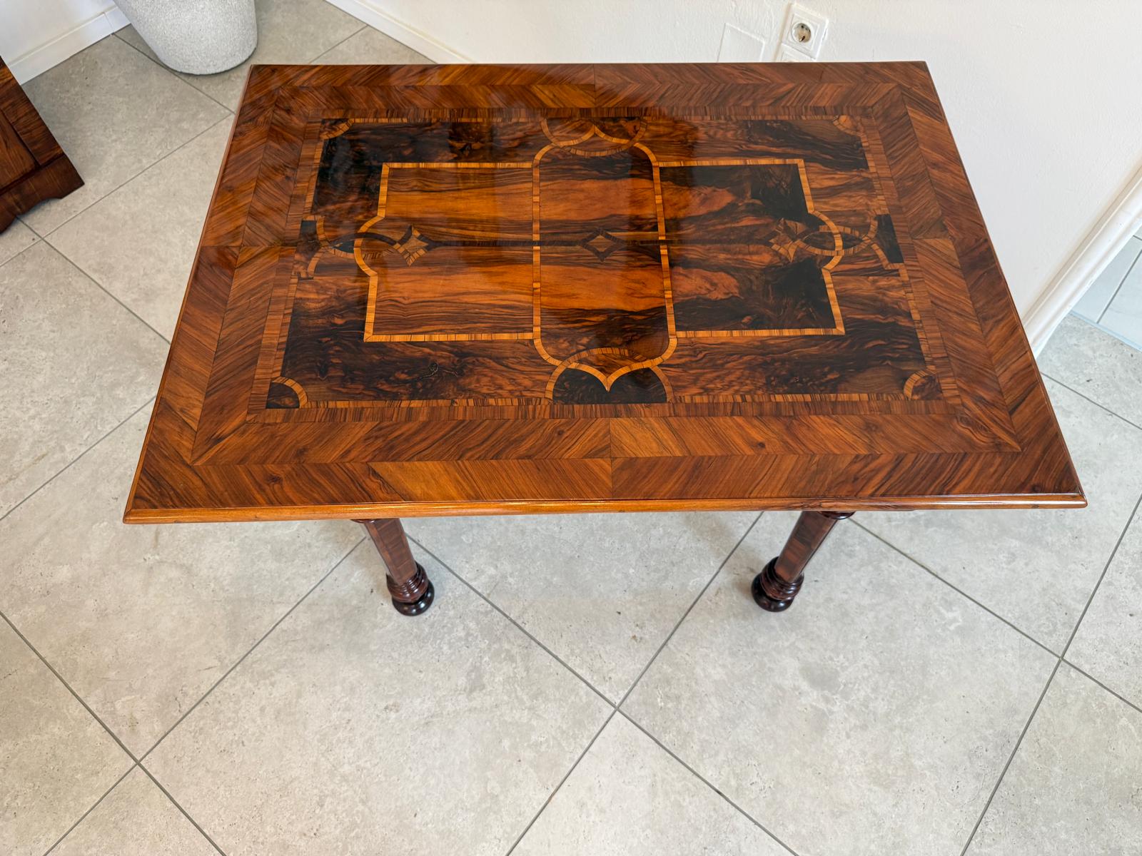 Restaurierter Barock Tisch Nussfurniert Marketiert Anquität G1834-1