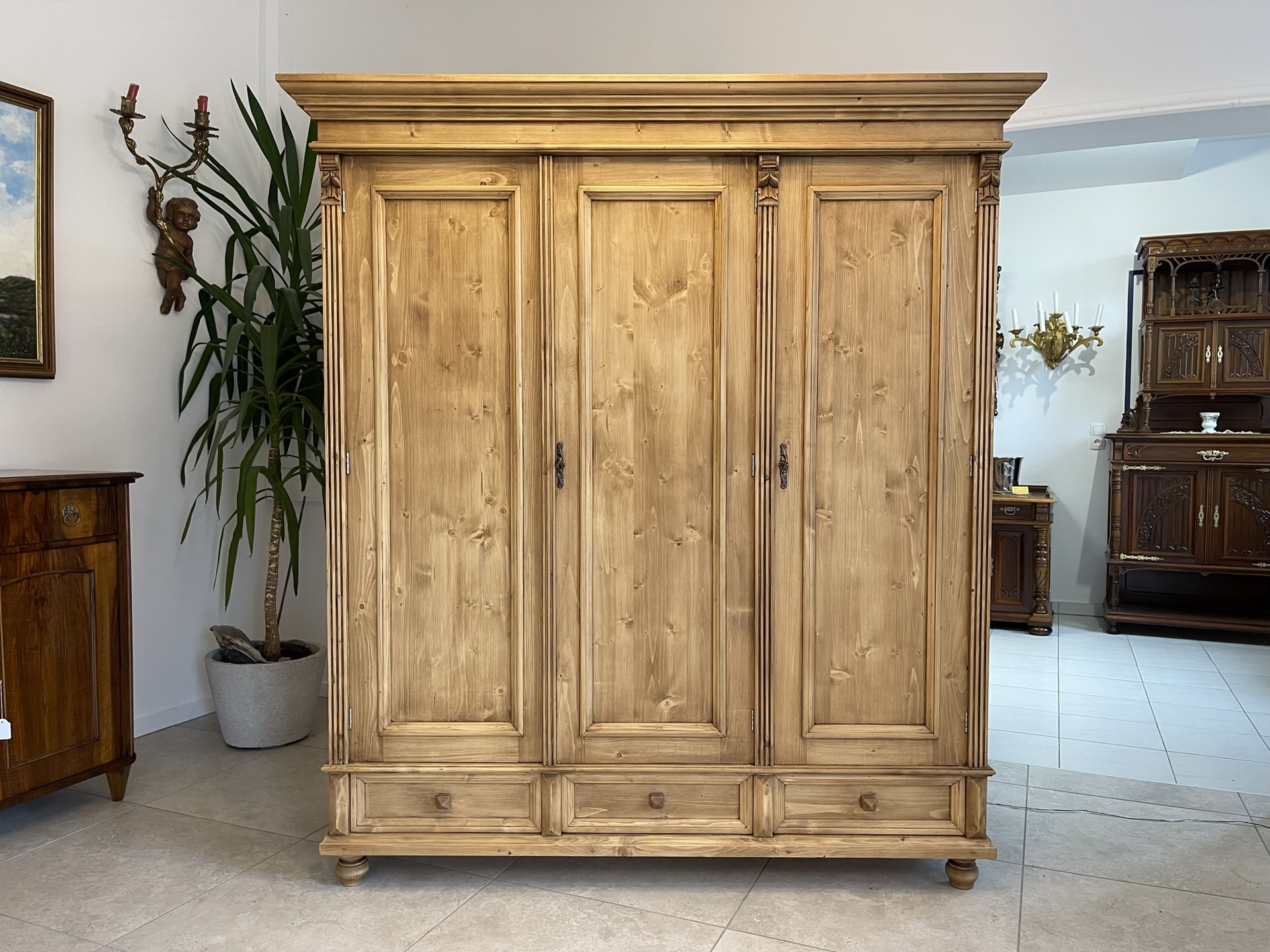 bauernschrank-Biedermeier_28 Garderobenschrank Bauernschrank Kasten Bauernmöbel B2089