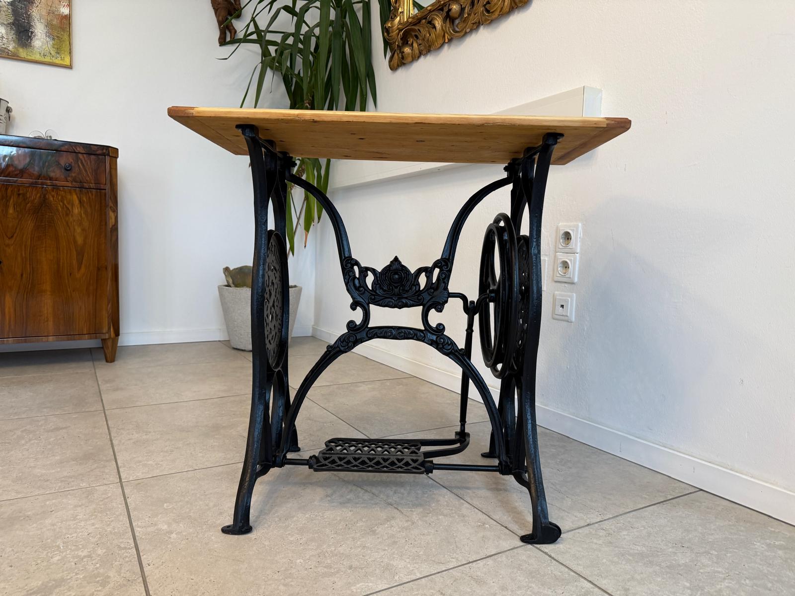 Bäuerlicher Tisch Nähmaschinentisch Gusseisern G2019