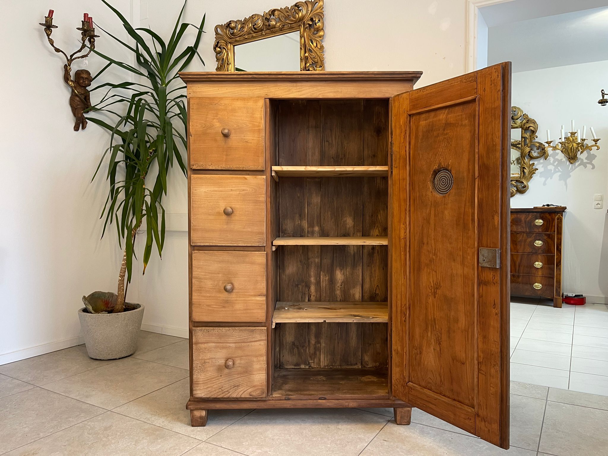 ALTER uriger Brotschrank Almerschrank Speiskasten G1038