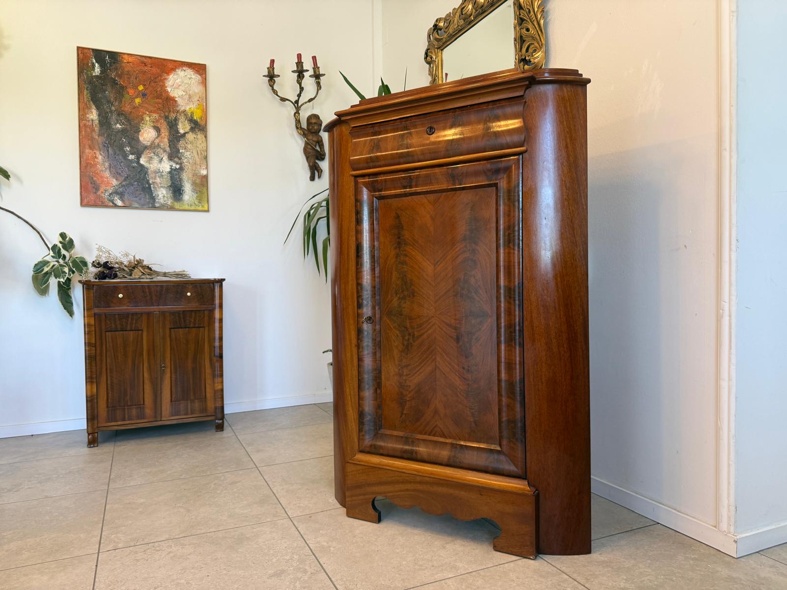 Biedermeier Eckschrank Eckanrichte Originalstück aus Nussholz D2904