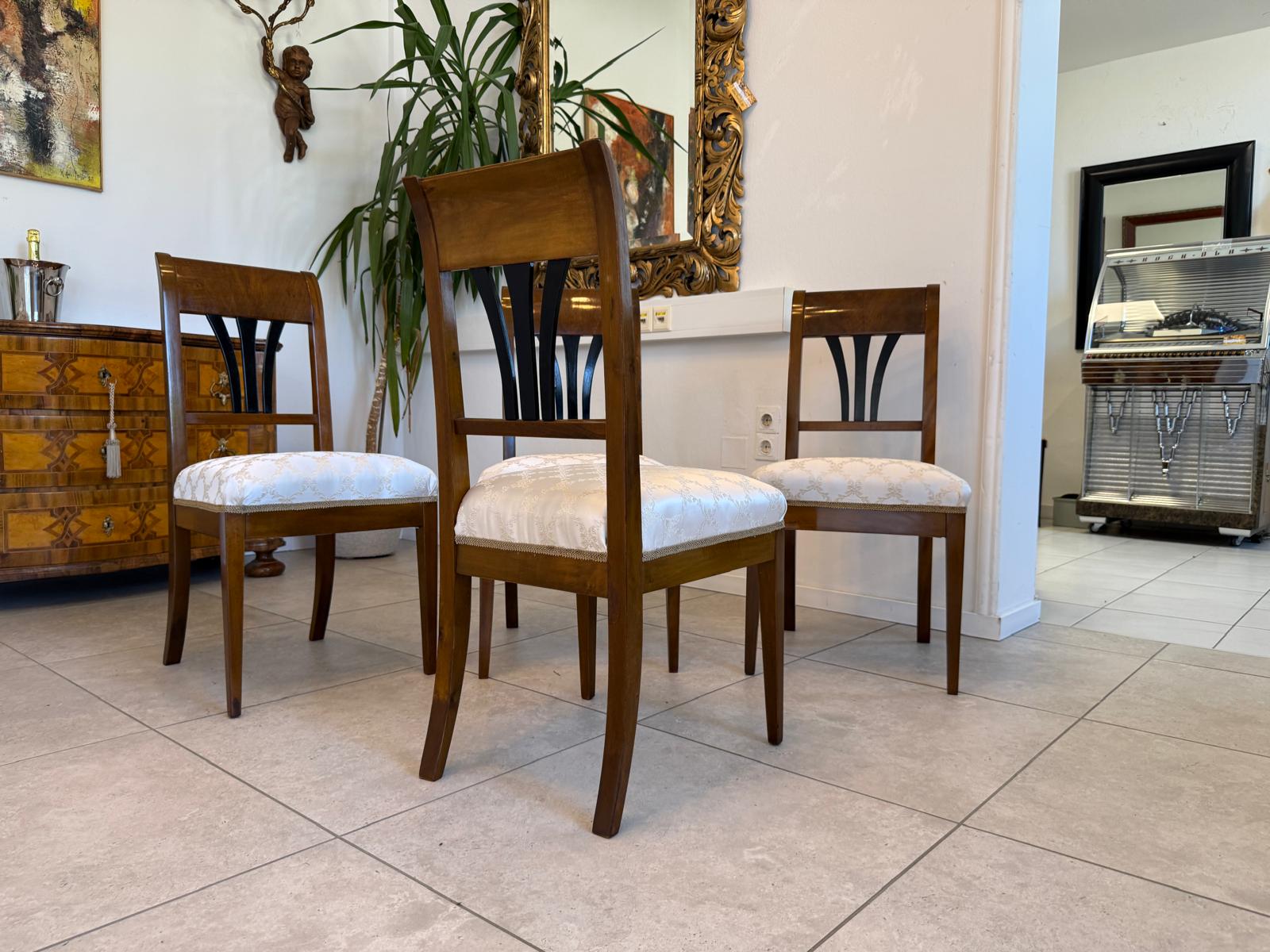 4 Stk. Biedermeier Sessel Stühle Antiquiäten Nussholzsessel D2610