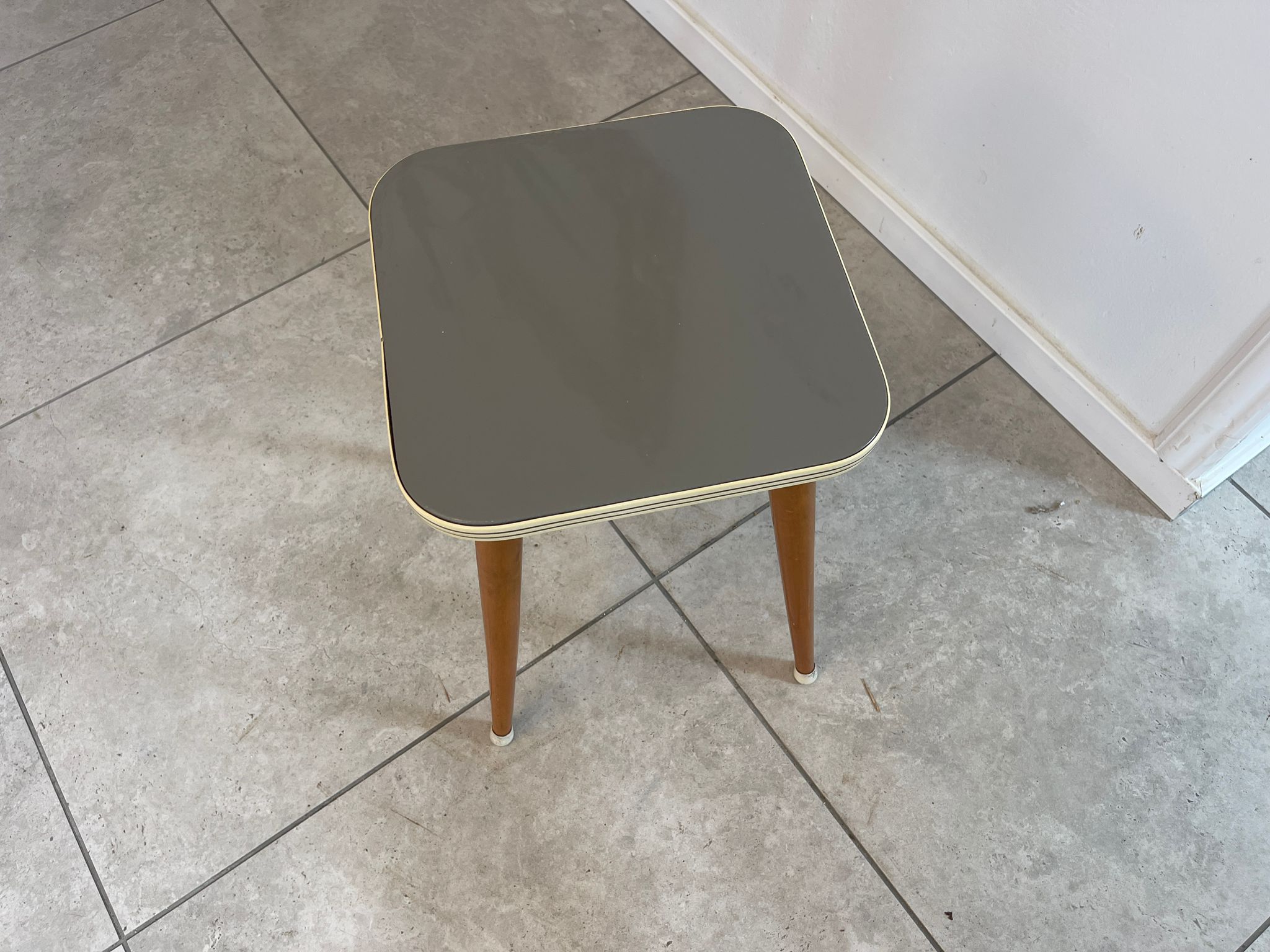 0a4a0e39-e465-4250-803d-83d33e70891a 50er Jahre massiv Hocker, Dreibein Beistelltisch Mid Century, stabil, zierlich A4869