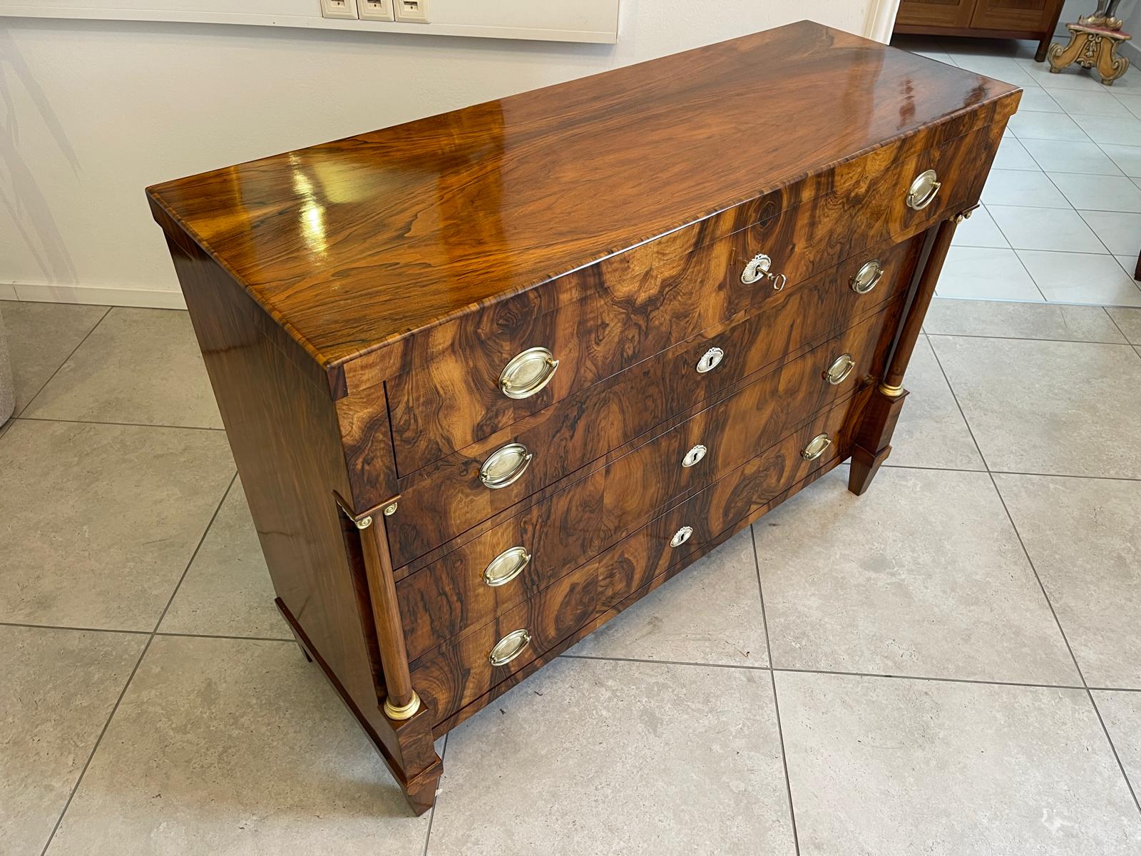 Restaurierte Nussholzfurnierte Empire Kommode Antiquität Säulenkommode G1188