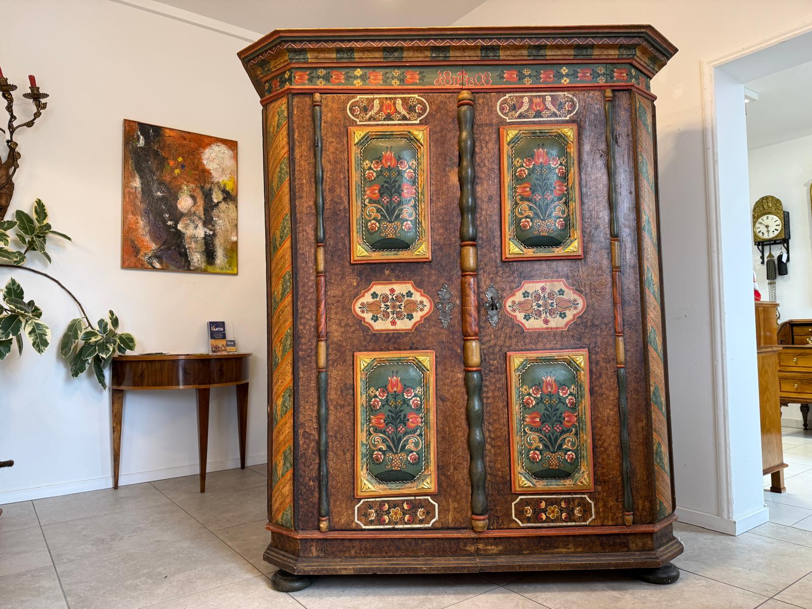 Handbemalter Bauernschrank mit Blumendekor, antiker Biedermeier Bauernkasten G2376