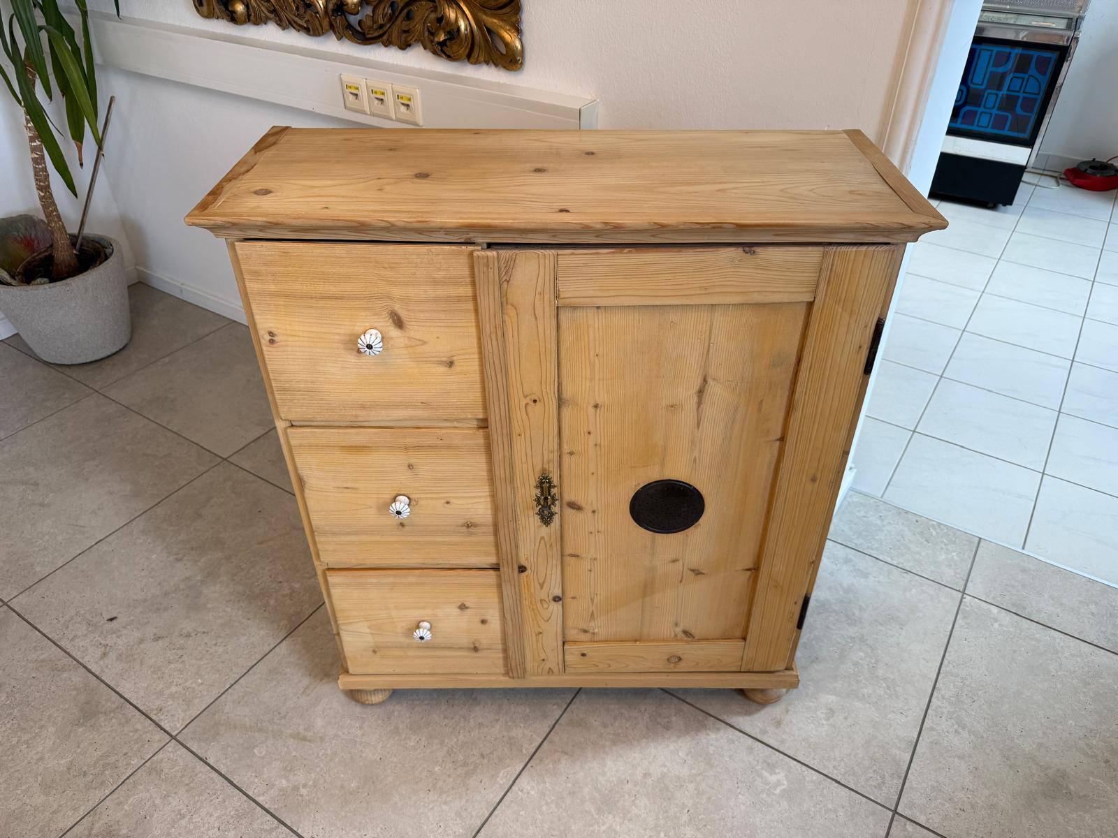 Bäuerlicher uriger Brotschrank Almerschrank Speiskasten Bauernkasten Antik D1202