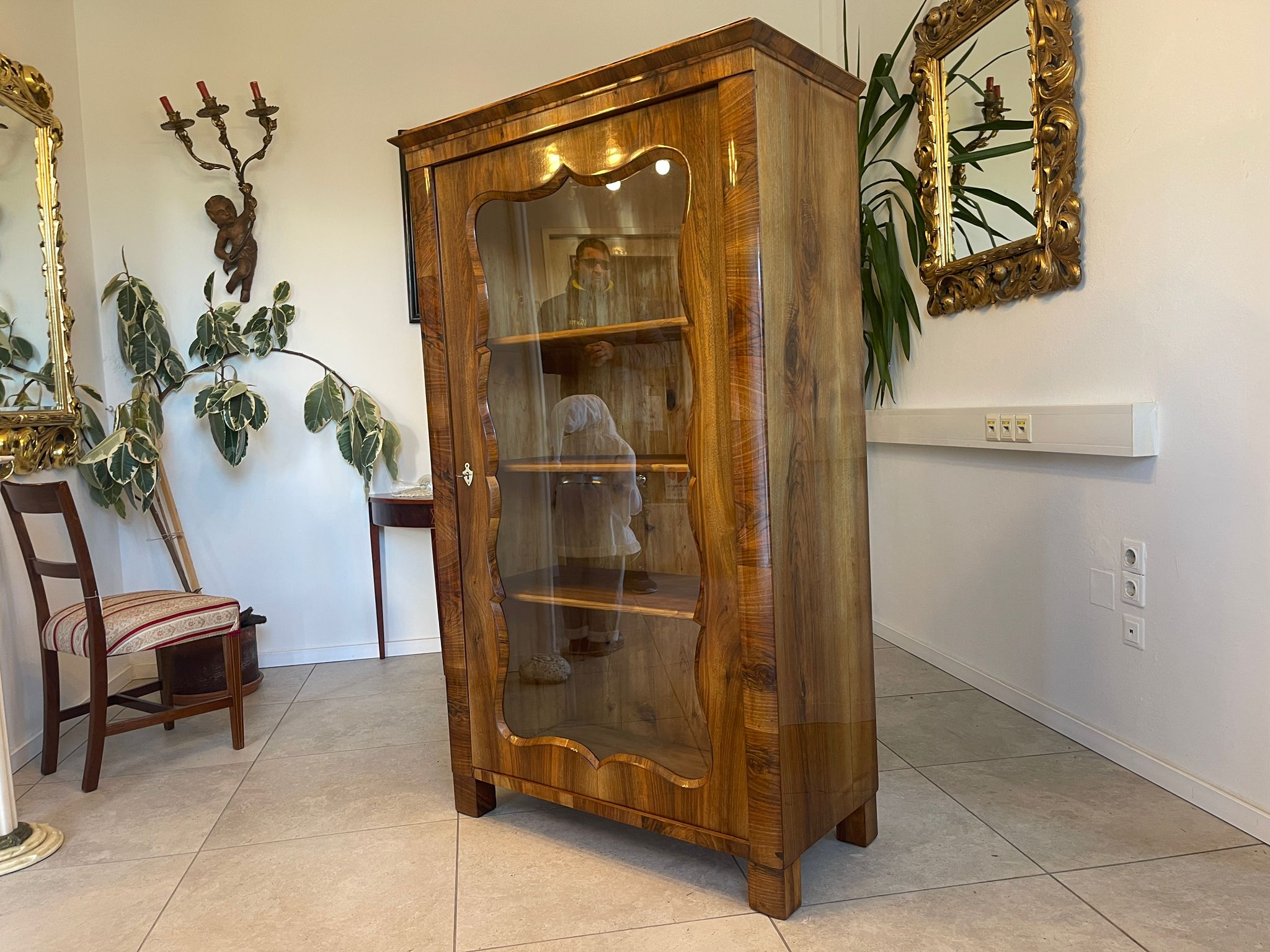 071e94c6-75d5-405c-b92b-a9c2156f90fb SALE Biedermeier Vitrine Bücherschrank Sammlervitrine, Nussholz A5102