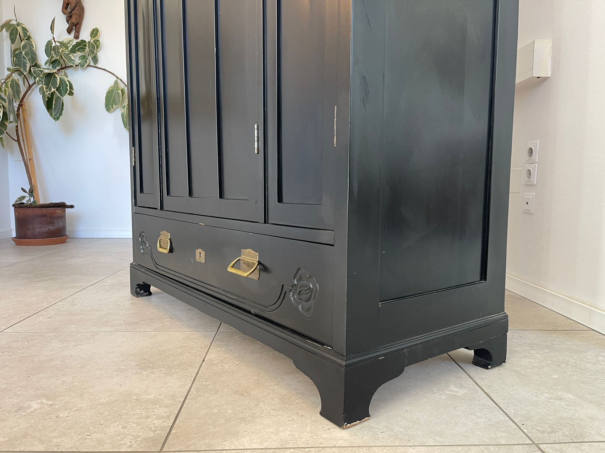 085d977b-b7a5-4364-adbf-9647b5059e20 Jugendstil Garderobenschrank Schwarz - Antiker Schrank mit floralen Mustern A5051