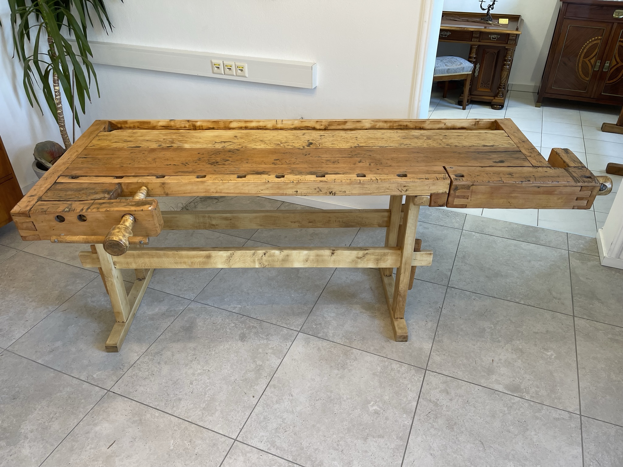 IMG_2773iupS15YQBhYPS restaurierte Hobelbank, Werkbank, Designertisch ABC1023