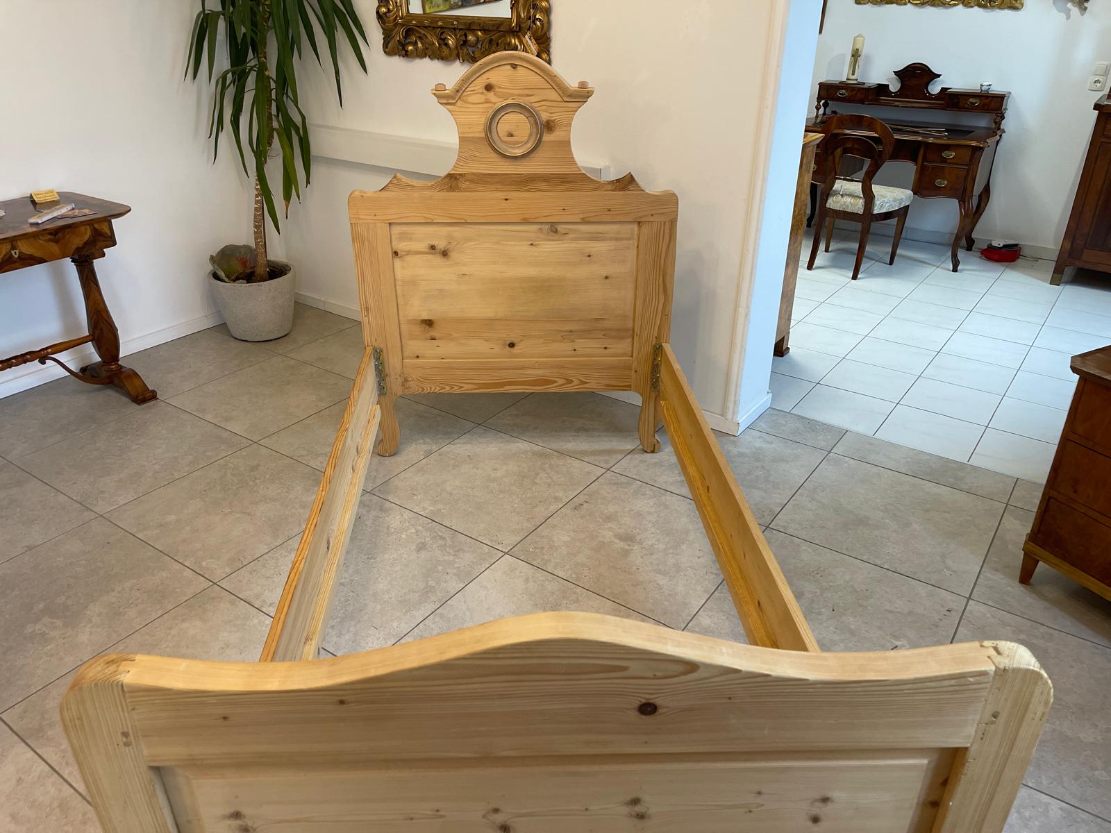 Bäuerliches Einzelbett aus massivem Holz Gründerzeit Steckbett G1672