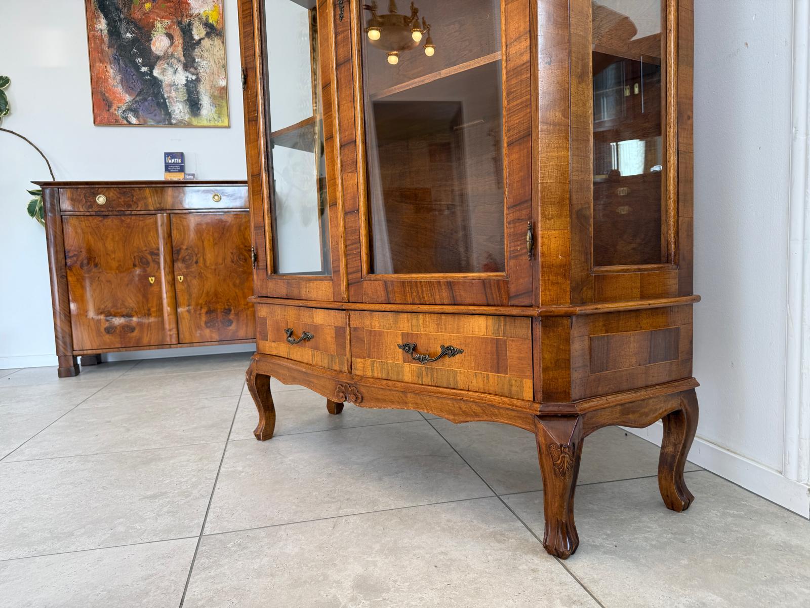 Barockstil Vitrine Intarsiert Nussholz Bücherschrank Stilschrank D2523
