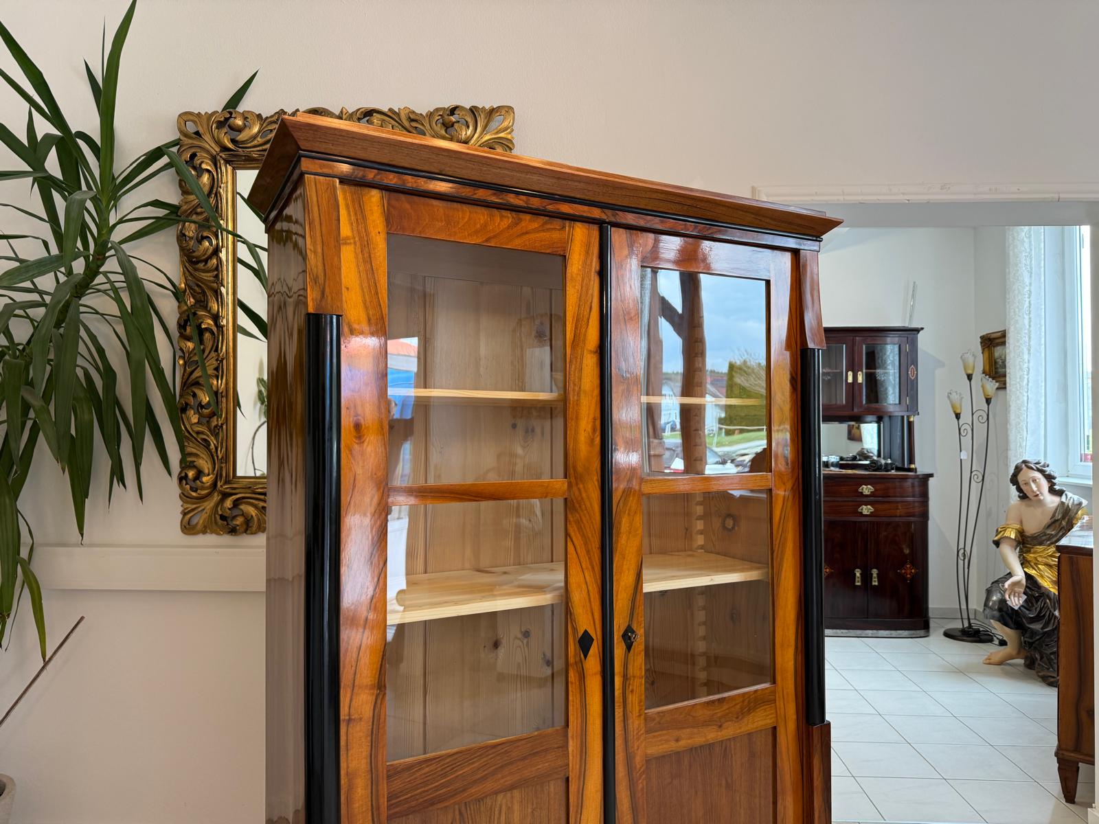Biedermeier Vitrine Bücherschrank Restauriert Nussbaum Antiquität SALE D2294