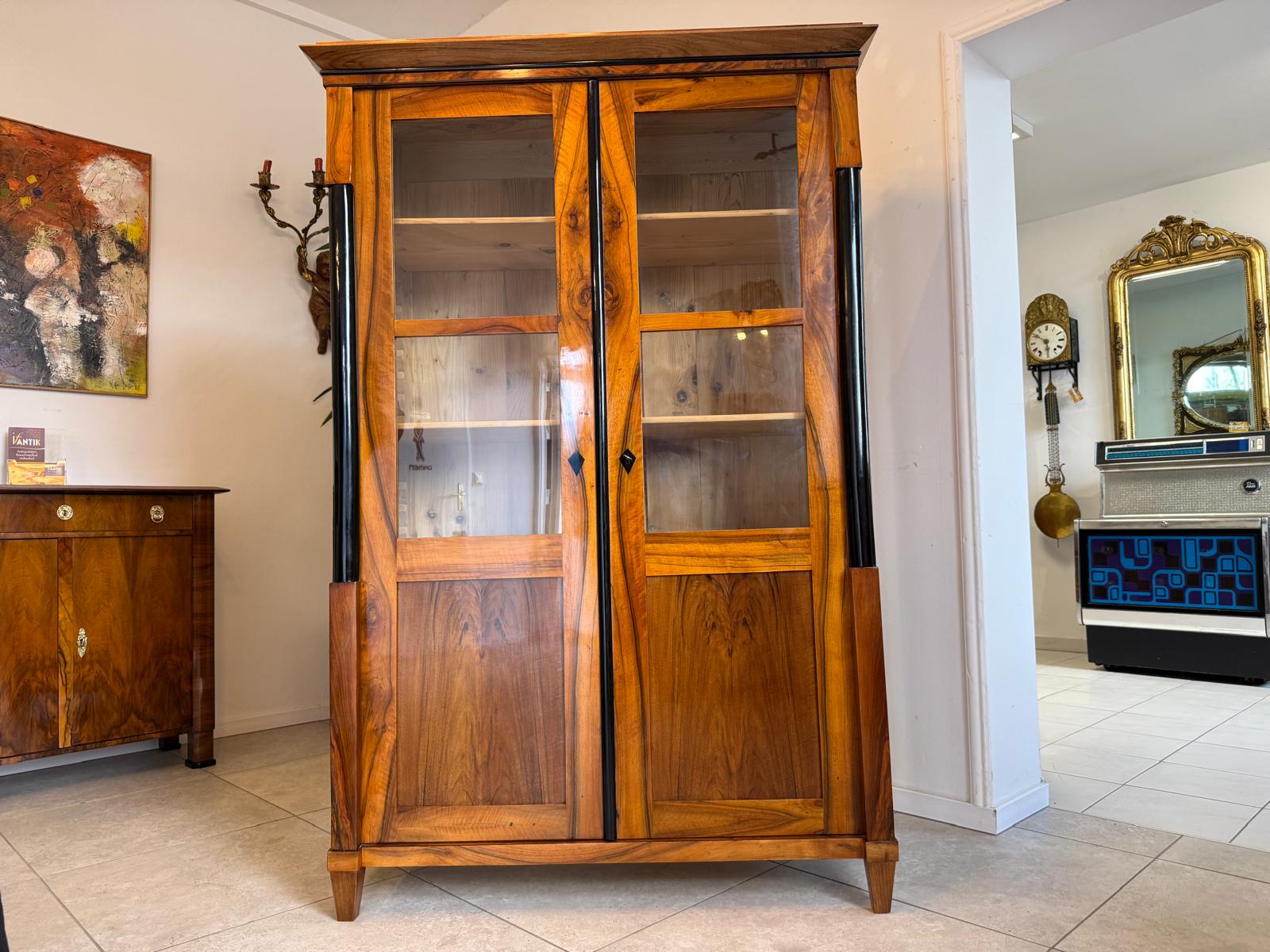 Biedermeier Vitrine Bücherschrank Restauriert Nussbaum Antiquität SALE D2293