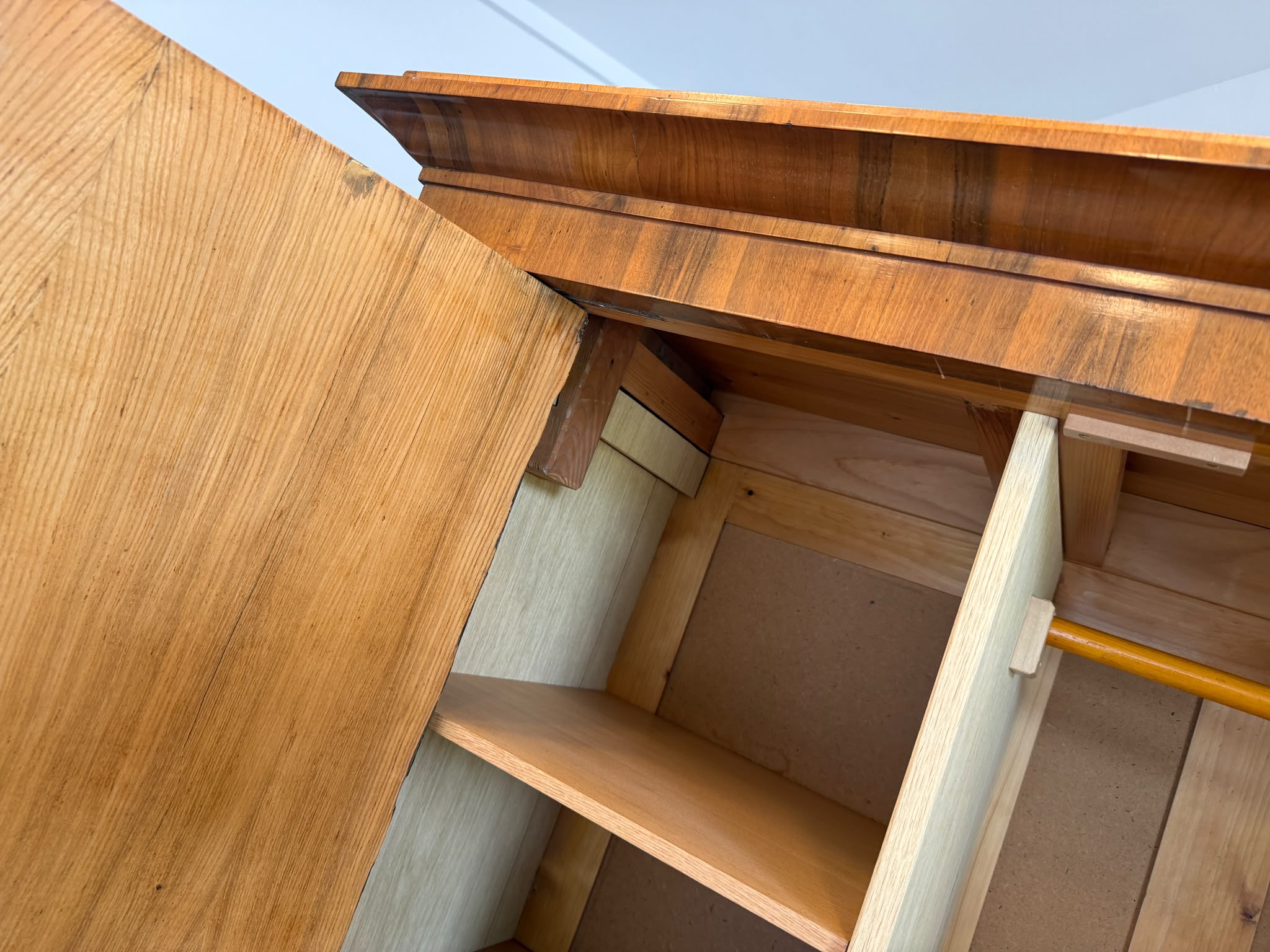 Originaler Biedermeier Schrank mit Nussholz-Furnier Antiquität D2625
