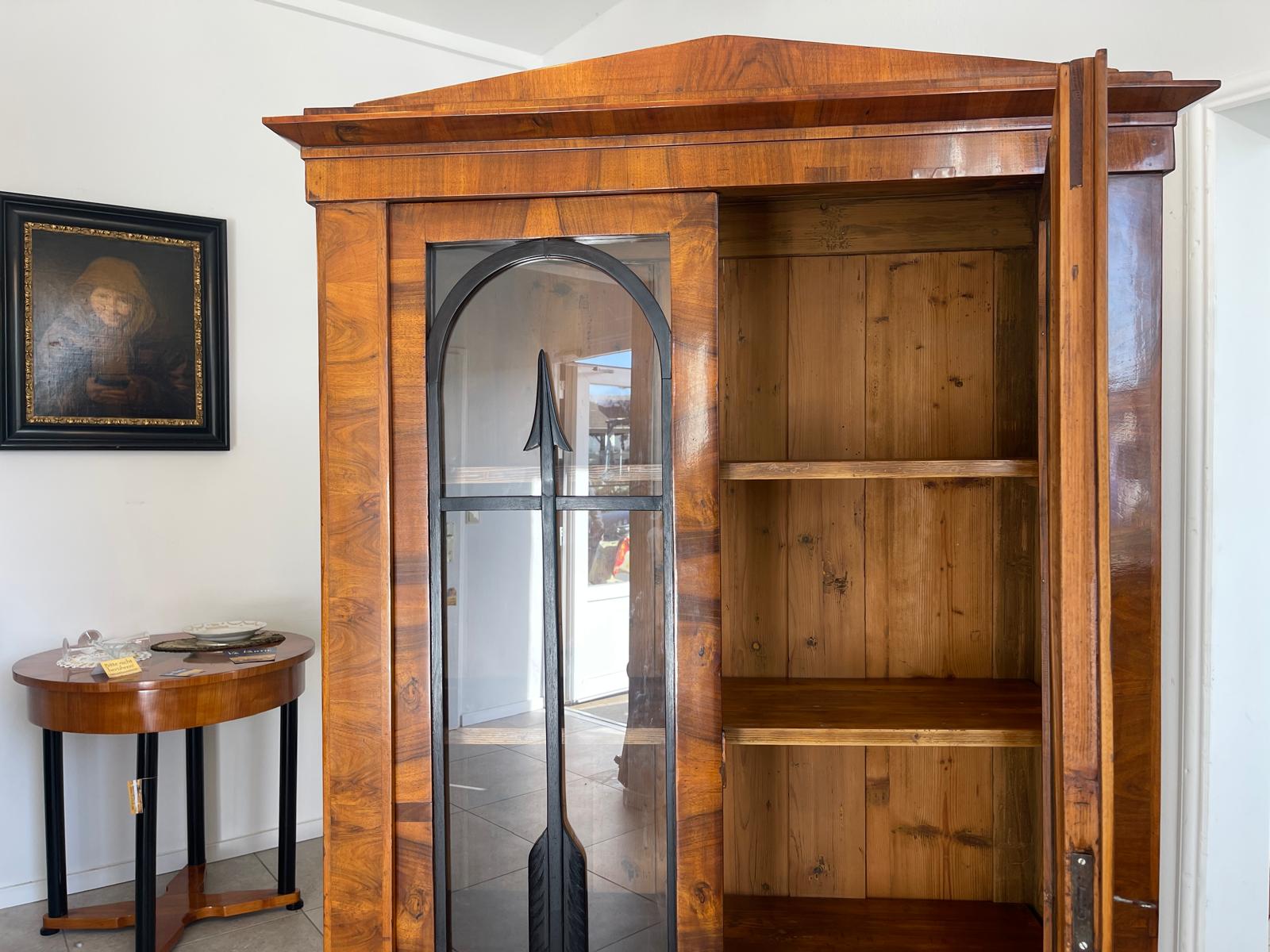 Altrestaurierte Biedermeier Vitrinenschrank Glasschrank Nussholz G1286