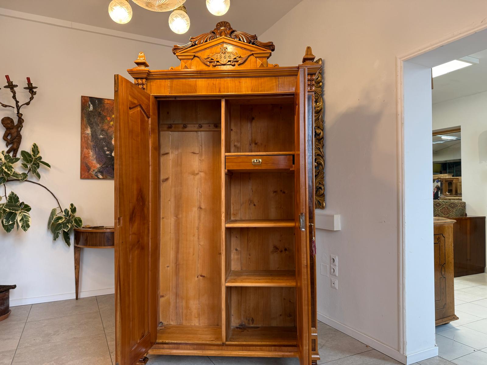 Altrestaurierter Gründerzeit Kasten Kleiderkasten Nussholz Kronenschrank D1065-1