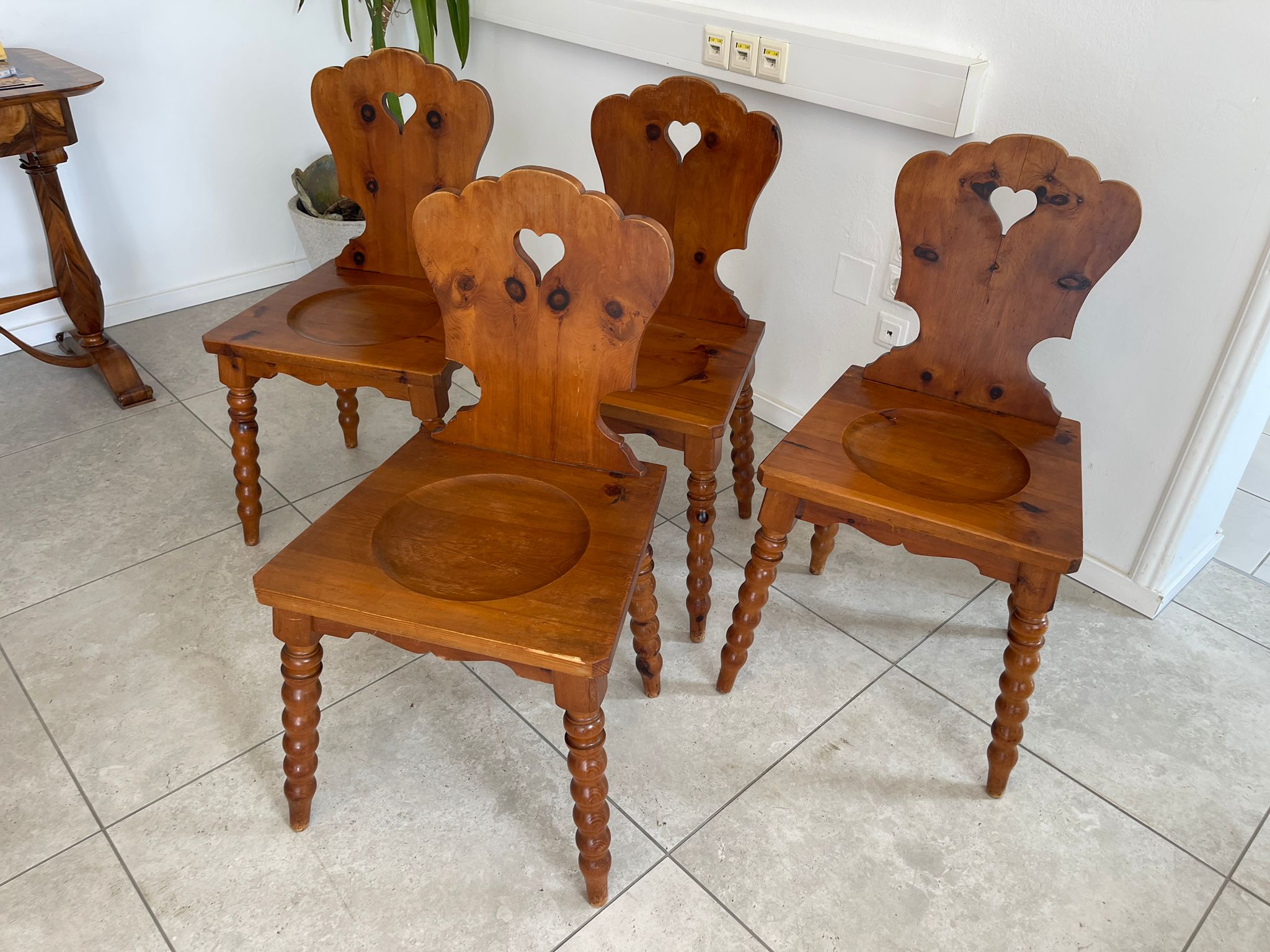 Bäuerliche Sitzgruppe Tisch 4 Bauernsessel Zirbenholz G1660