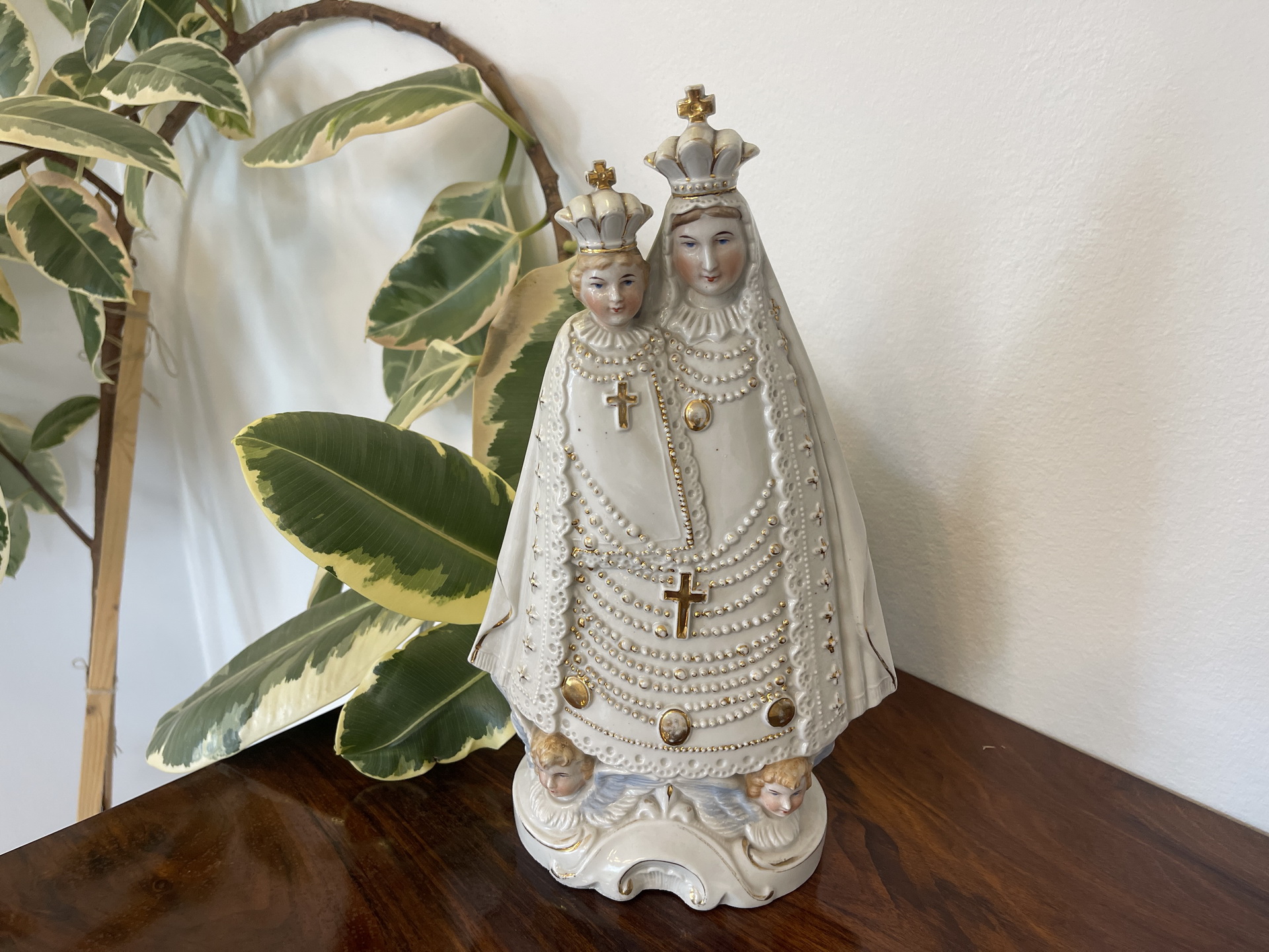 Heiligenfigur Mutter Gottes mit Kind Porzellanfigur Mariazell - Gnadenmutter A4414
