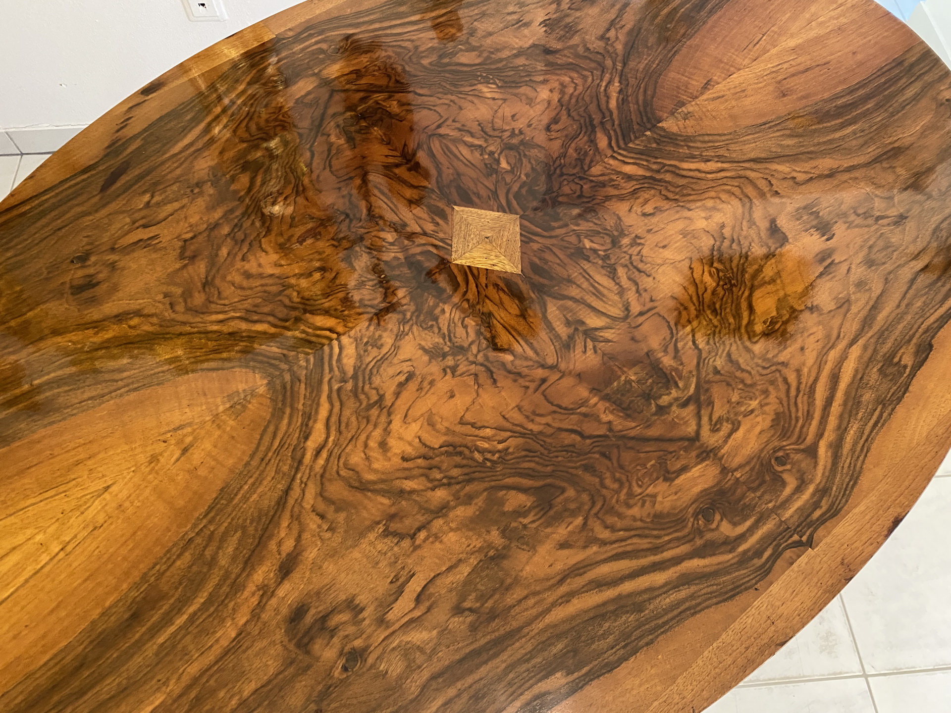 biedermeier-tisch-_04 Ovaler Gründerzeit Tisch Beistelltisch Nussholz Furniert A5016